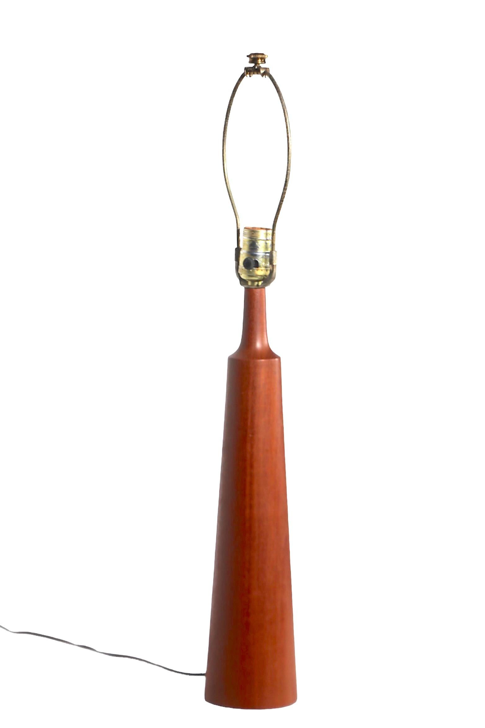 Lámpara de mesa danesa de teca de mediados de siglo c 1950/60 en venta 3