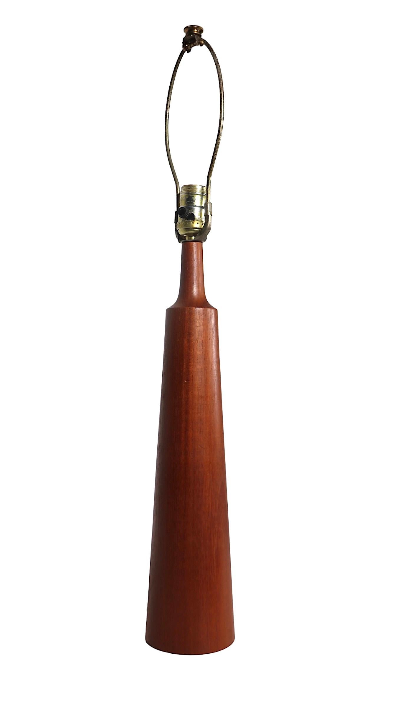 Lámpara de mesa danesa de teca de mediados de siglo c 1950/60 en Bueno estado para la venta en New York, NY