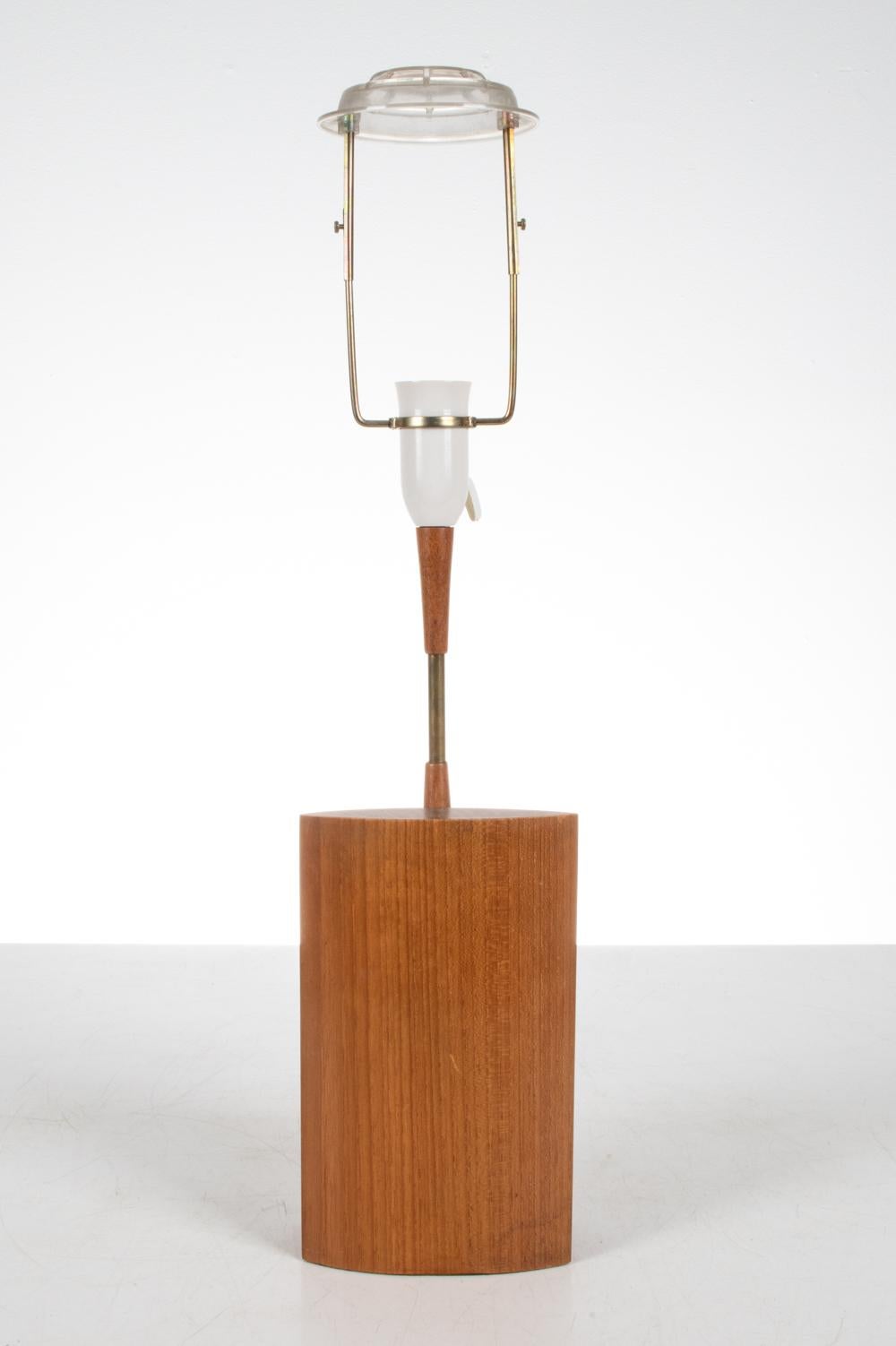 Dänische Mid-Century-Tischlampe aus Teakholz, ca. 1960er Jahre (Skandinavische Moderne) im Angebot