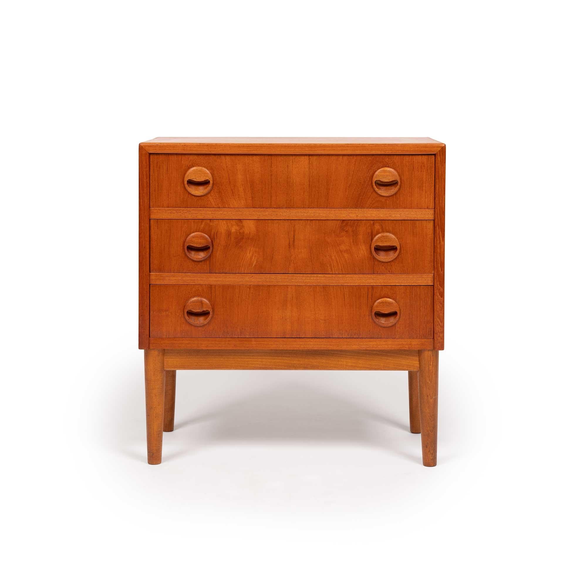 Danish Mid-Century furniture epitomizes Scandinavian design principles with its timeless elegance, functionality, and exceptional craftsmanship. Flourishing in the 1950s and 1960s, it reflects post-war sensibilities of simplicity and connection to
