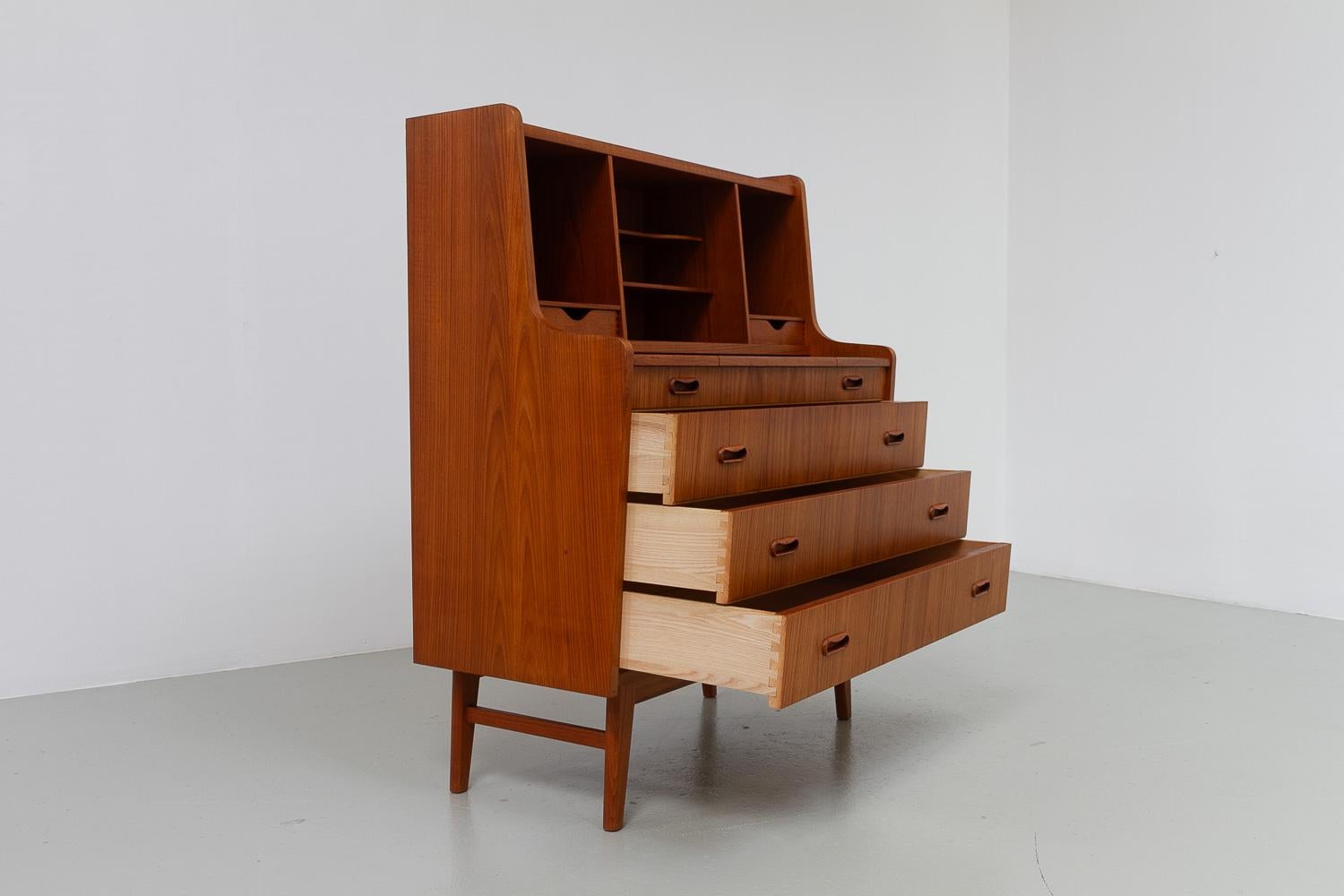 Dänische Kommode aus Teakholz aus der Mitte des Jahrhunderts von Simonsen, 1960er Jahre. im Angebot 5