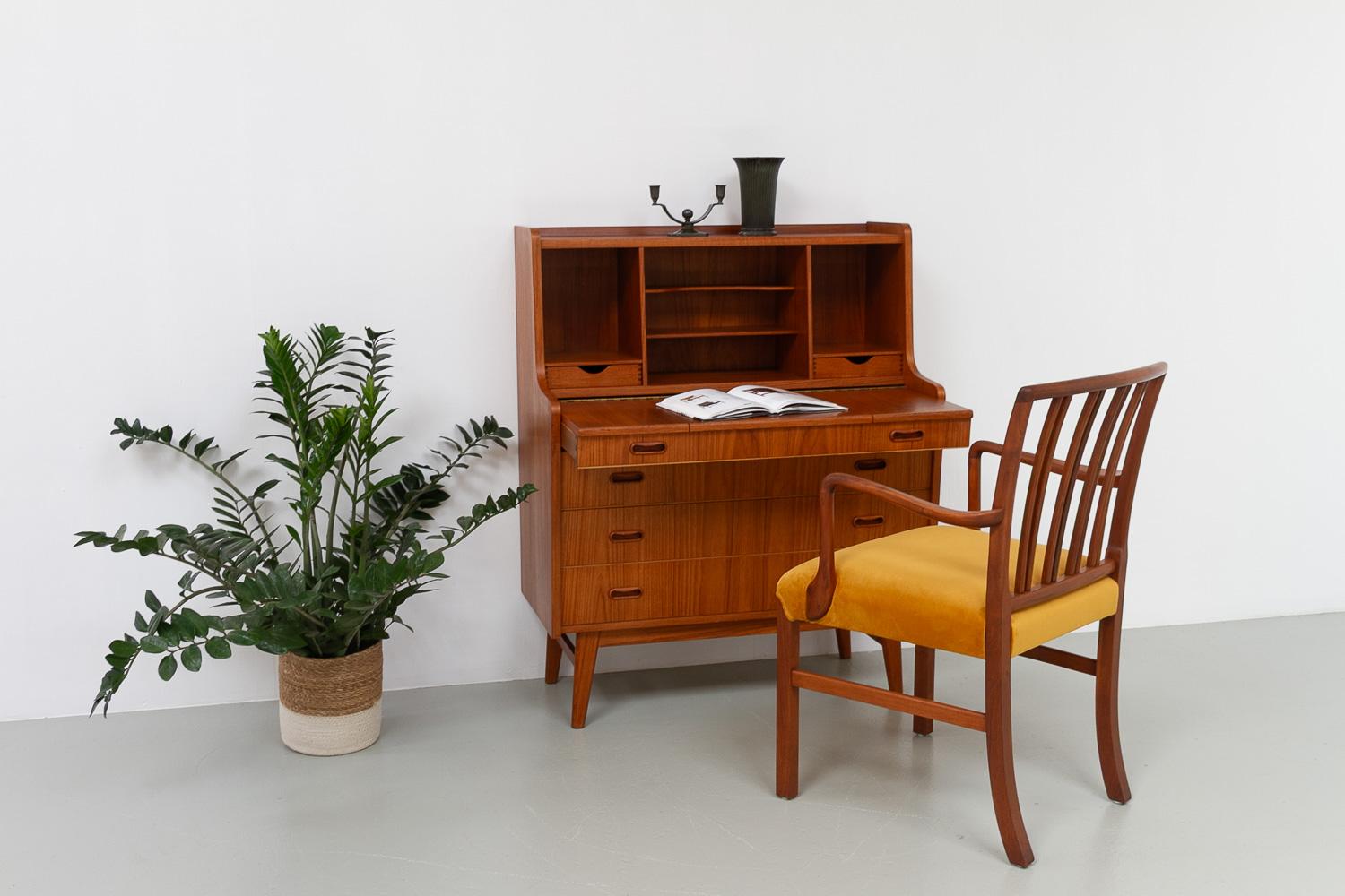 Dänische Kommode aus Teakholz aus der Mitte des Jahrhunderts von Simonsen, 1960er Jahre. im Angebot 9