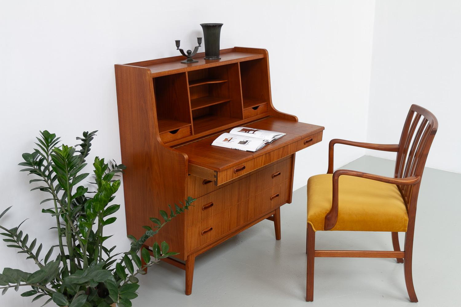 Dänische Kommode aus Teakholz aus der Mitte des Jahrhunderts von Simonsen, 1960er Jahre. im Angebot 10