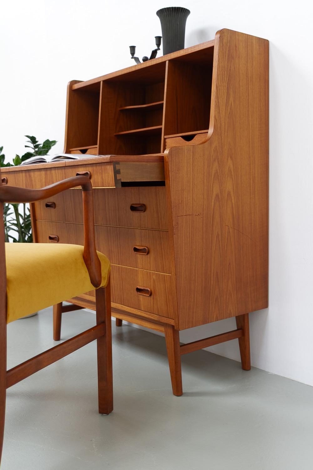 Dänische Kommode aus Teakholz aus der Mitte des Jahrhunderts von Simonsen, 1960er Jahre. im Angebot 11