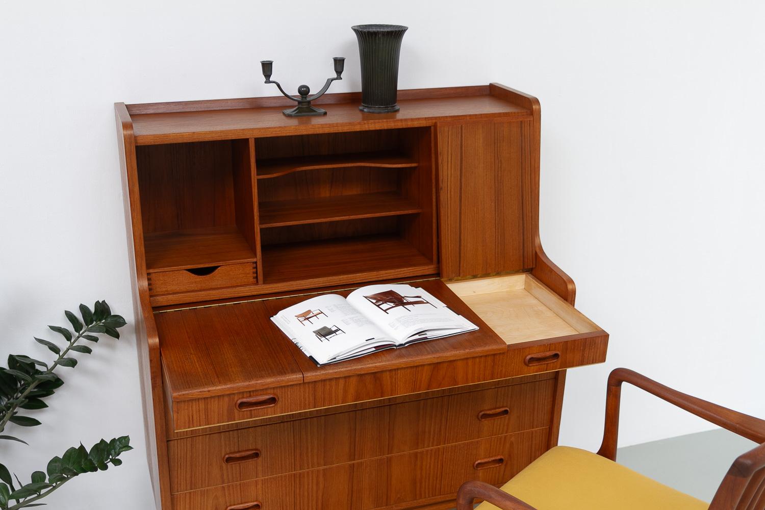 Dänische Kommode aus Teakholz aus der Mitte des Jahrhunderts von Simonsen, 1960er Jahre. im Angebot 12