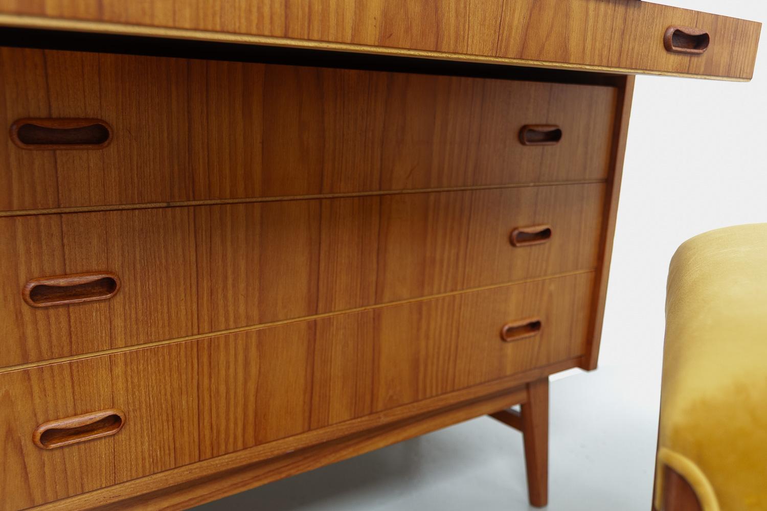 Dänische Kommode aus Teakholz aus der Mitte des Jahrhunderts von Simonsen, 1960er Jahre. im Angebot 13
