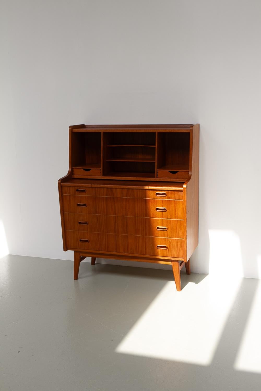 Dänische Kommode aus Teakholz aus der Mitte des Jahrhunderts von Simonsen, 1960er Jahre. im Angebot 14
