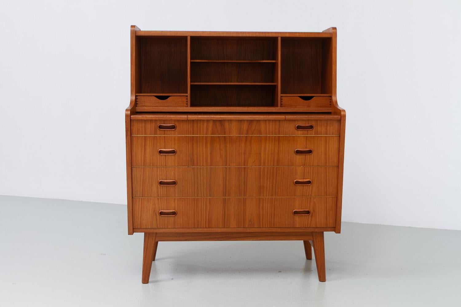 Dänische Kommode aus Teakholz aus der Mitte des Jahrhunderts von Simonsen, 1960er Jahre.

Schöne und multifunktionale Kommode mit integriertem Waschtisch von K. W. Simonsen, Dänemark, aus den frühen 1960er Jahren.

Vielseitiges skandinavisches