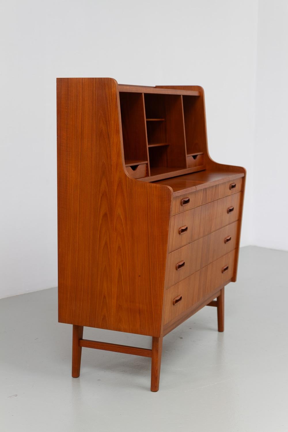 Dänische Kommode aus Teakholz aus der Mitte des Jahrhunderts von Simonsen, 1960er Jahre. (Moderne der Mitte des Jahrhunderts) im Angebot