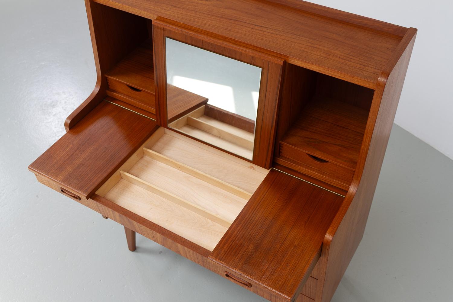 Dänische Kommode aus Teakholz aus der Mitte des Jahrhunderts von Simonsen, 1960er Jahre. (Mitte des 20. Jahrhunderts) im Angebot