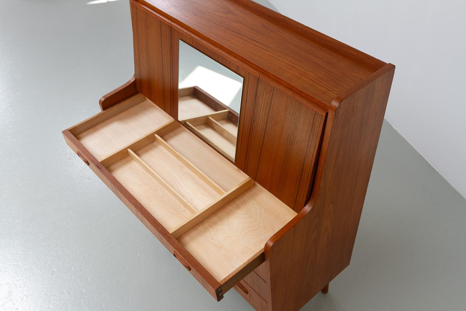 Dänische Kommode aus Teakholz aus der Mitte des Jahrhunderts von Simonsen, 1960er Jahre. im Angebot 1