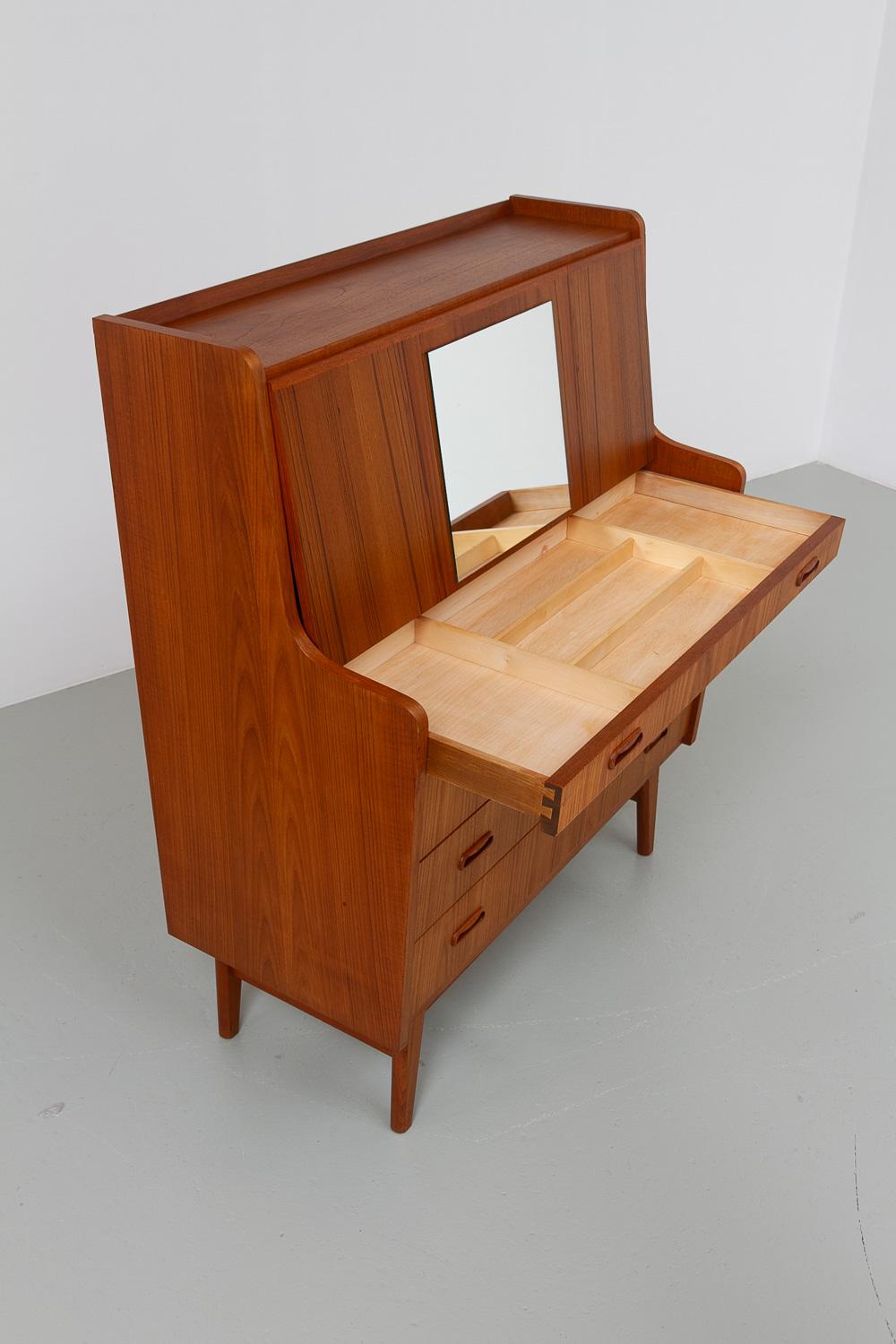 Dänische Kommode aus Teakholz aus der Mitte des Jahrhunderts von Simonsen, 1960er Jahre. im Angebot 2