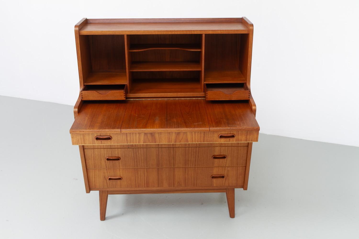 Dänische Kommode aus Teakholz aus der Mitte des Jahrhunderts von Simonsen, 1960er Jahre. im Angebot 3