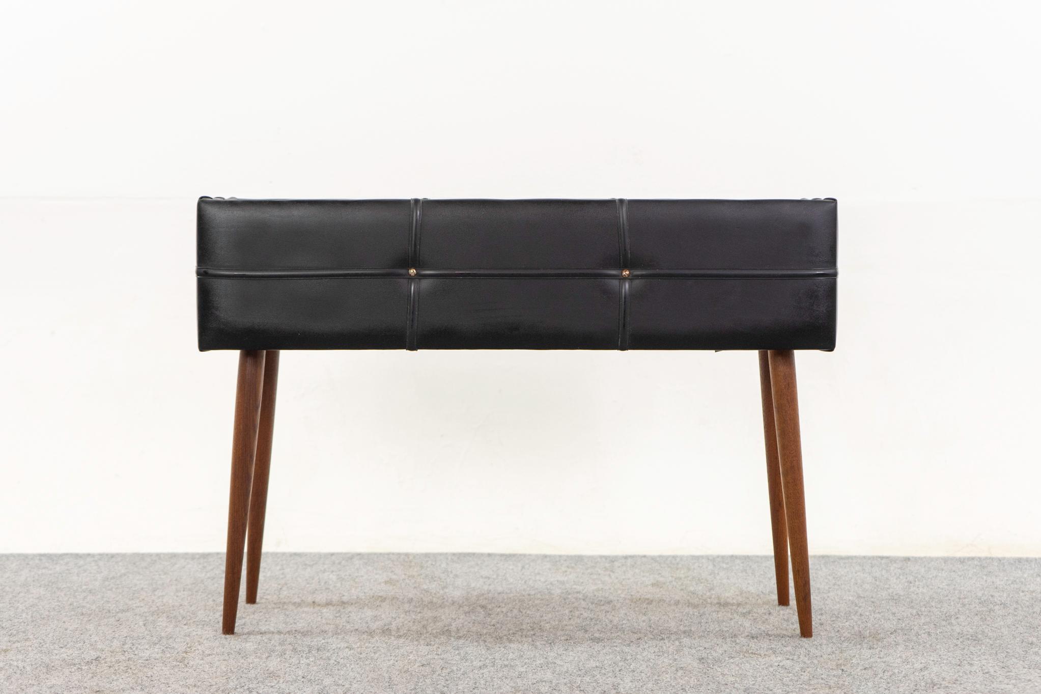 Teak & Vinyl, Mitte des Jahrhunderts, ca. 1960er Jahre. Holen Sie sich die Natur ins Haus mit diesem einzigartigen Pflanzgefäß. Schwarzes Vinylgehäuse mit abnehmbaren, spitz zulaufenden Teakholzbeinen und originaler Styroporauskleidung.