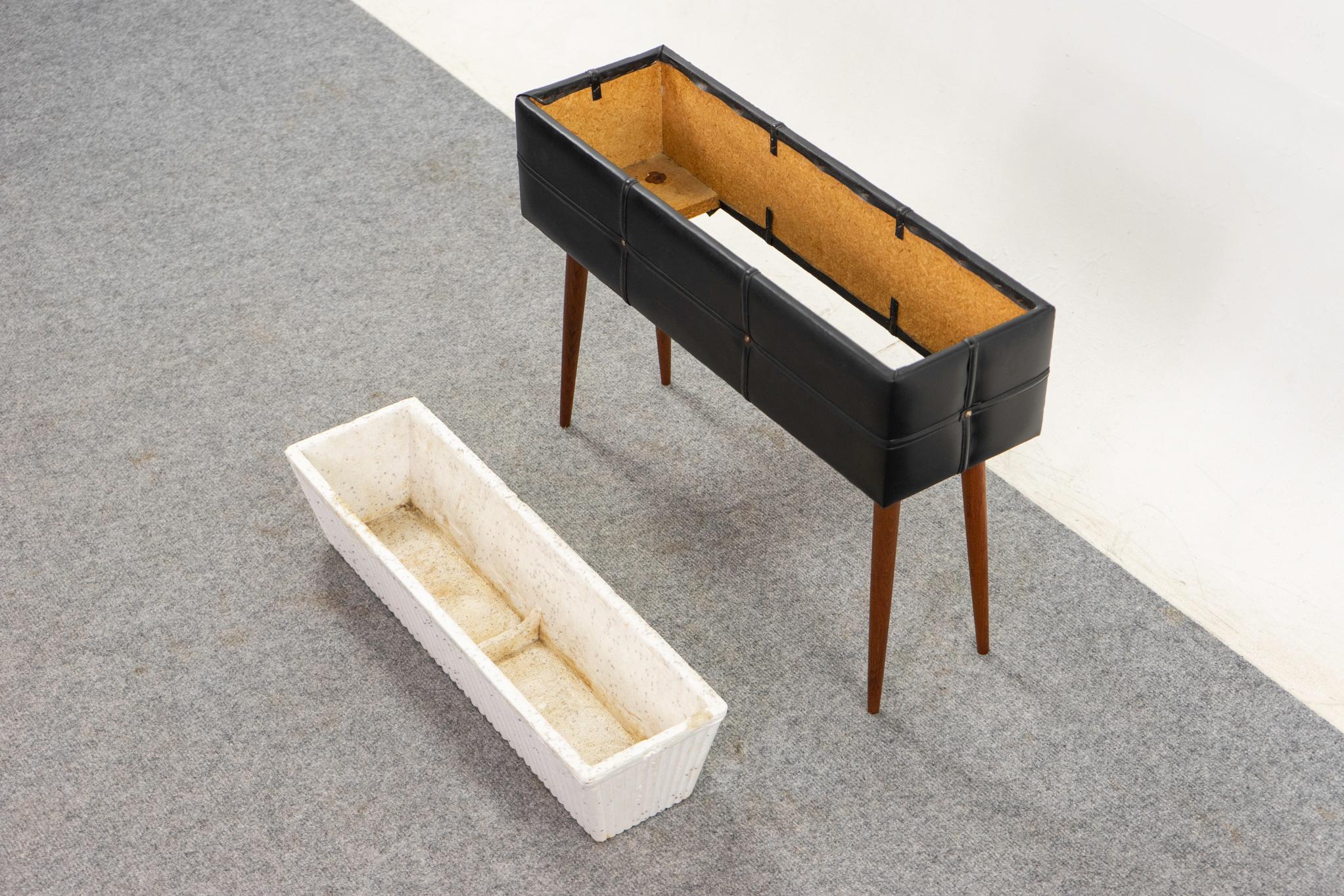 Dänisches Pflanzgefäß aus der Mitte des Jahrhunderts aus Teakholz und Vinyl im Angebot 3
