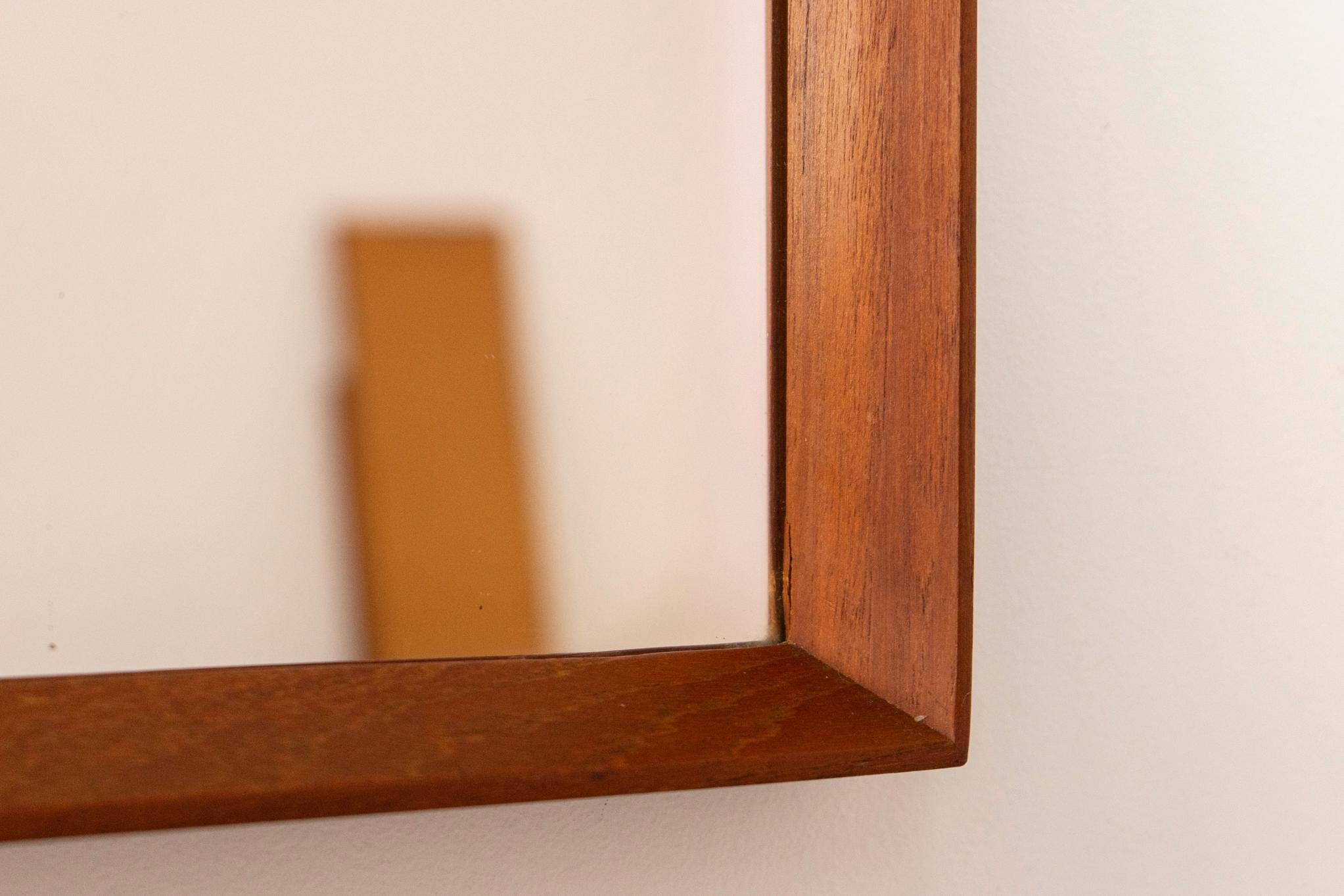 Espejo de pared danés de teca de mediados de siglo Escandinavo moderno en venta