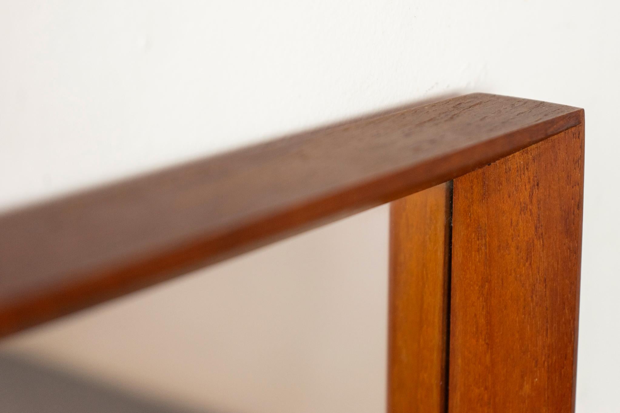 Espejo de pared danés de teca de mediados de siglo mediados del siglo XX en venta