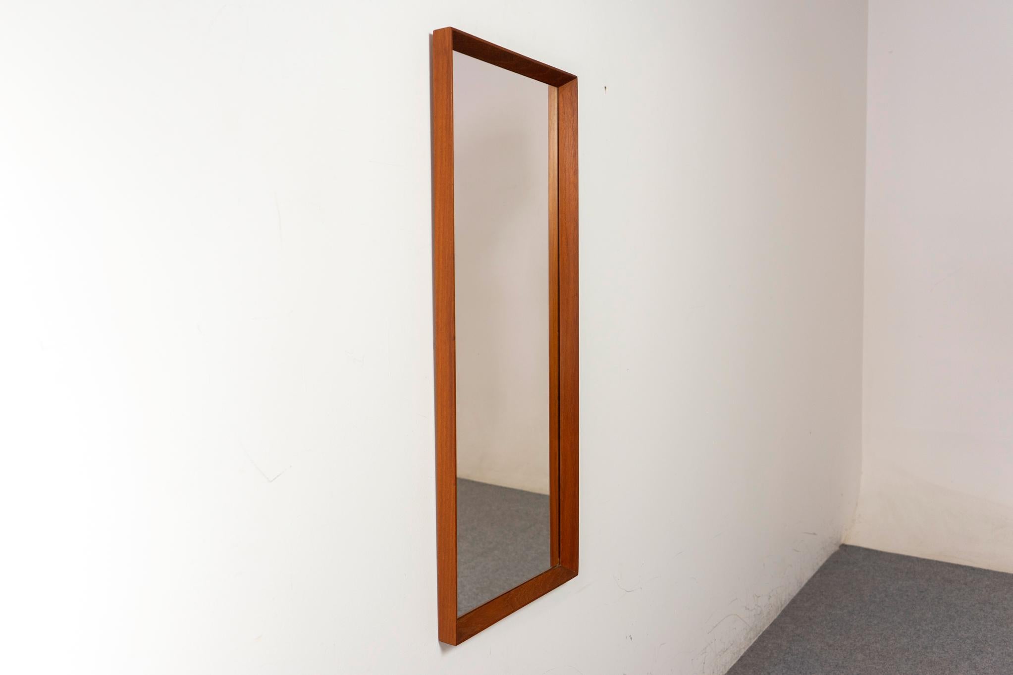 Espejo de pared danés de teca de mediados de siglo en venta 1