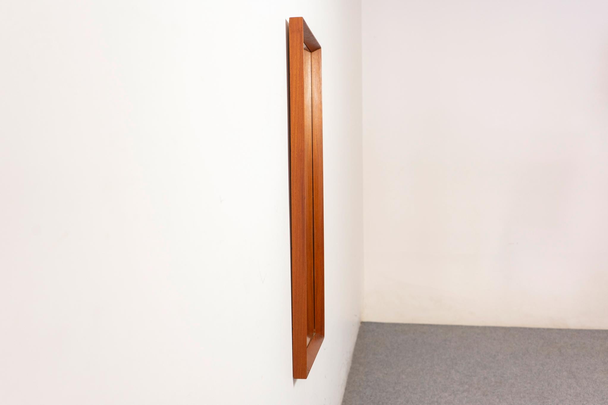 Espejo de pared danés de teca de mediados de siglo en venta 2