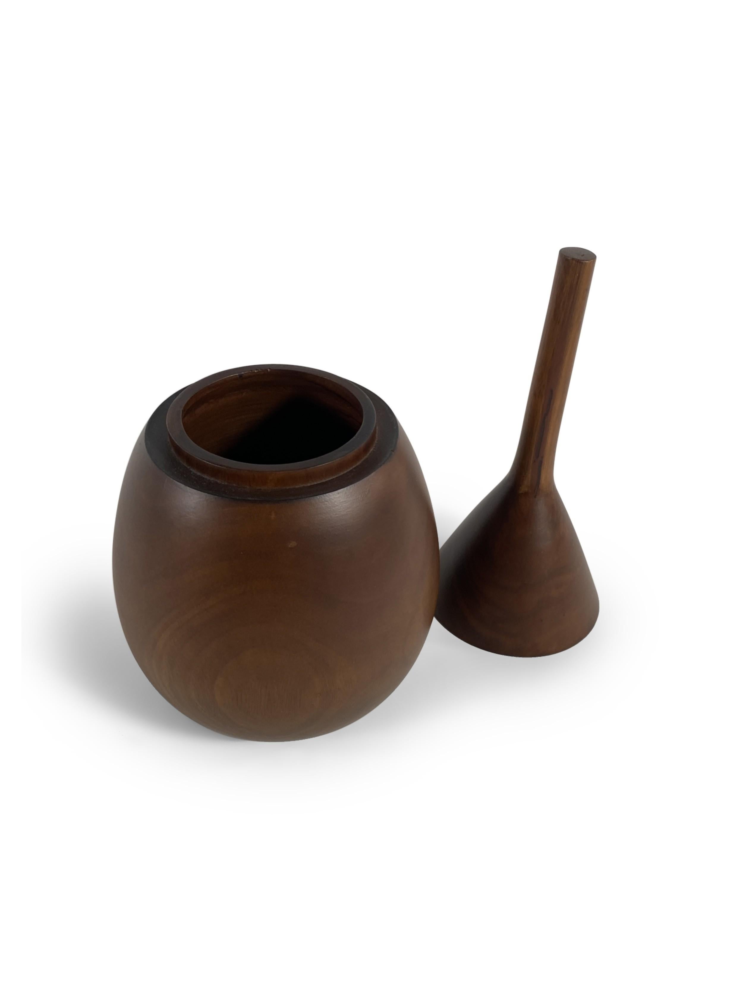 Humidor danese di metà secolo in legno di teak a forma di goccia con collo lungo e stretto che si apre al centro