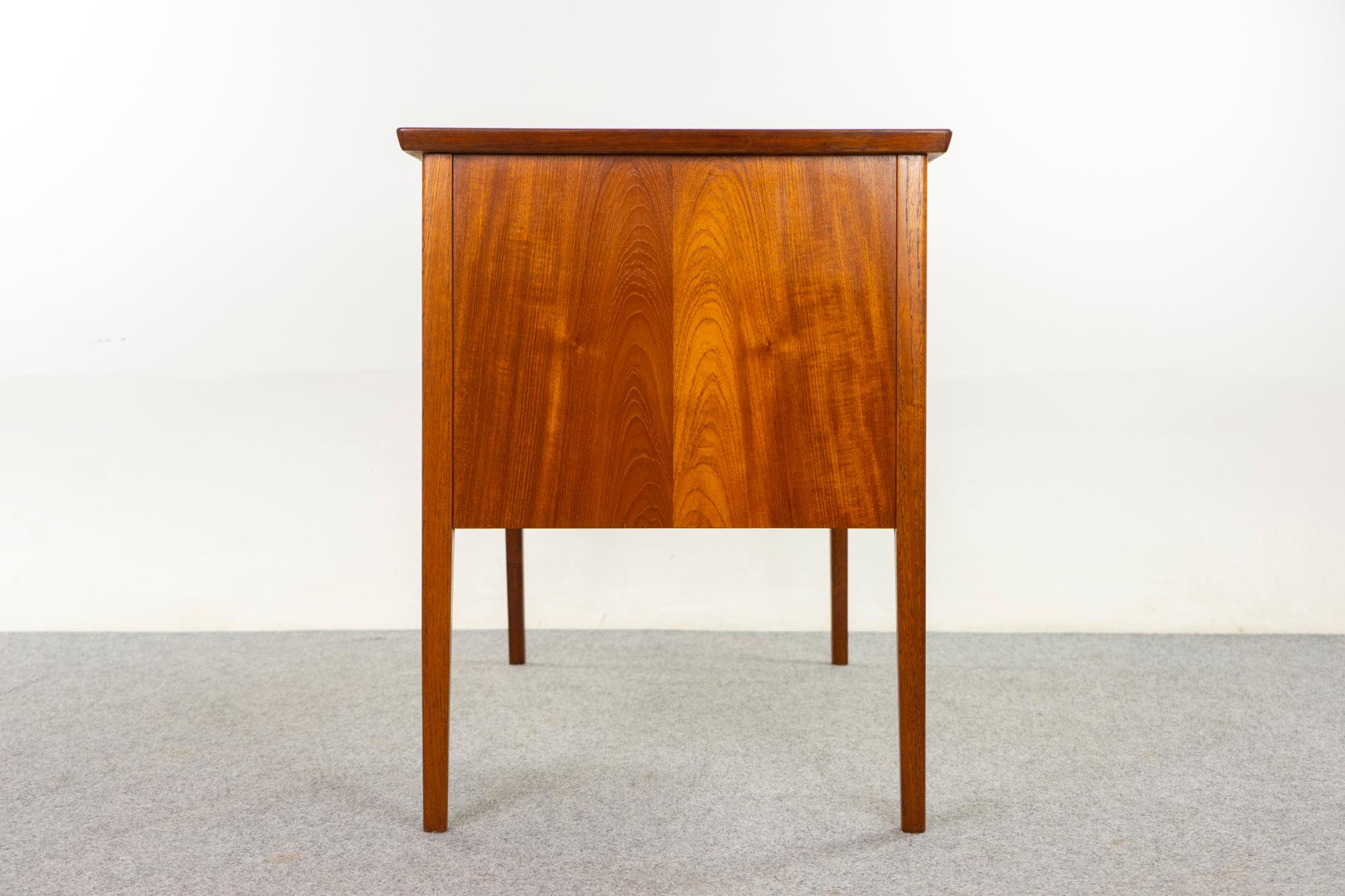 Danish Mid-Century Teak Writing Desk en vente 2