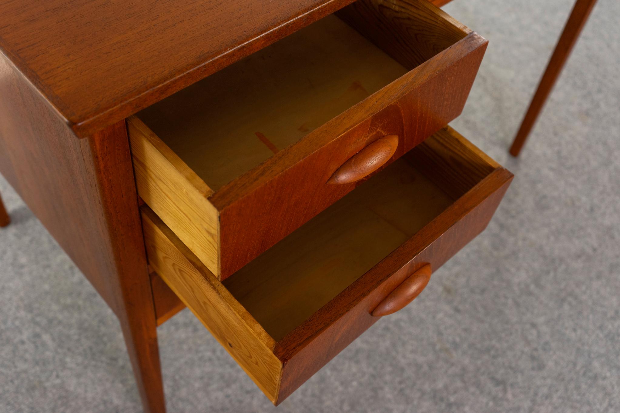 Danois Danish Mid-Century Teak Writing Desk en vente