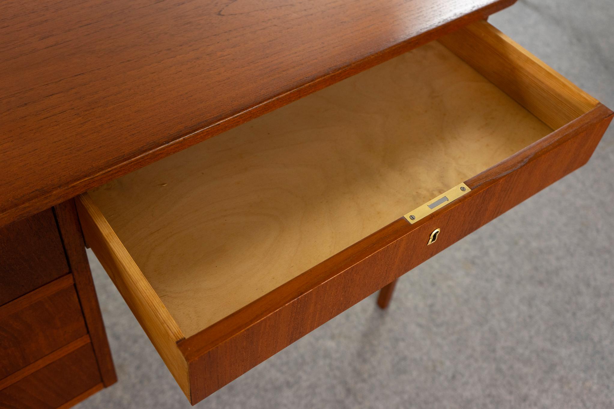 Placage Danish Mid-Century Teak Writing Desk en vente