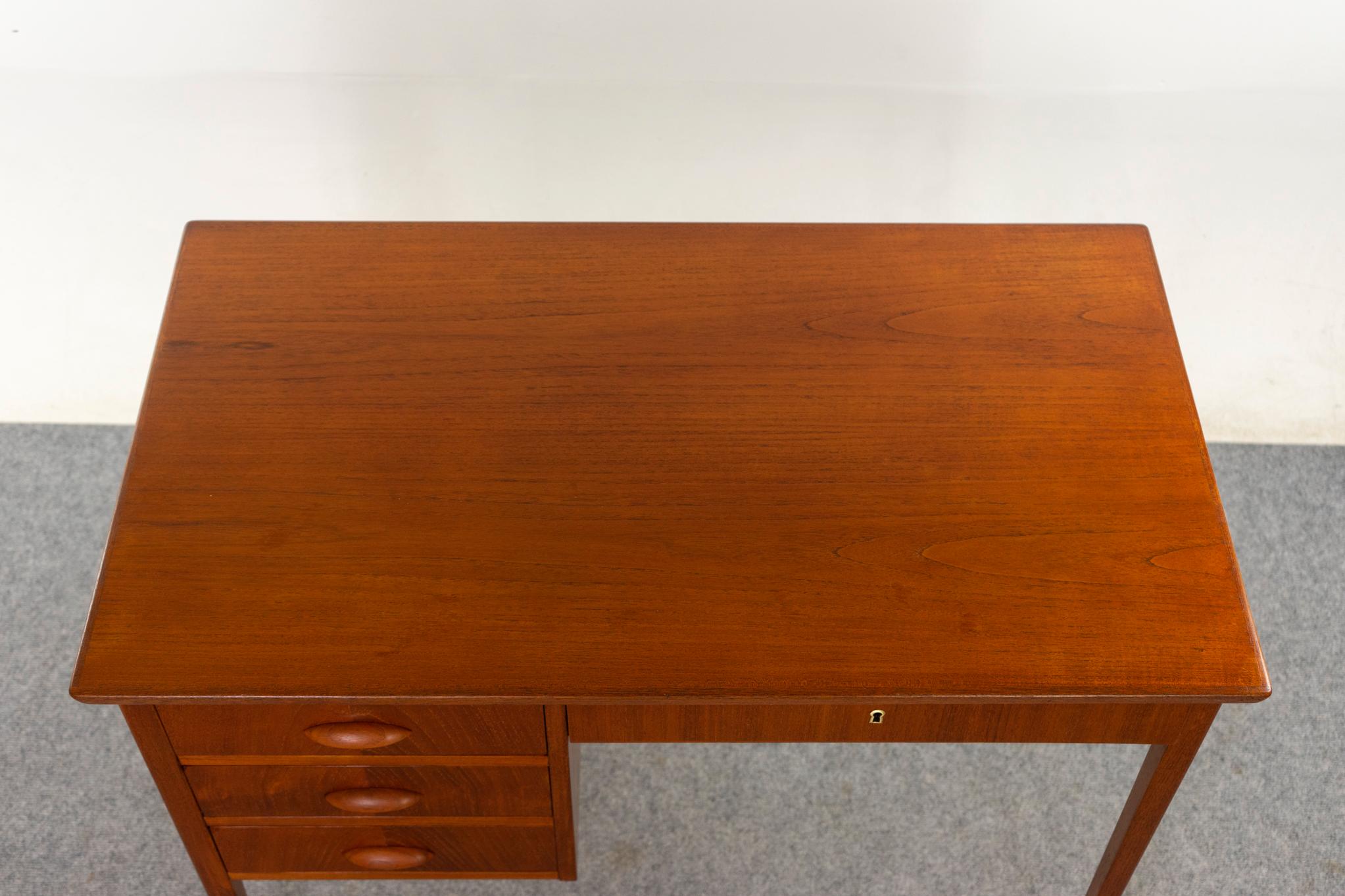 Danish Mid-Century Teak Writing Desk Bon état - En vente à VANCOUVER, CA