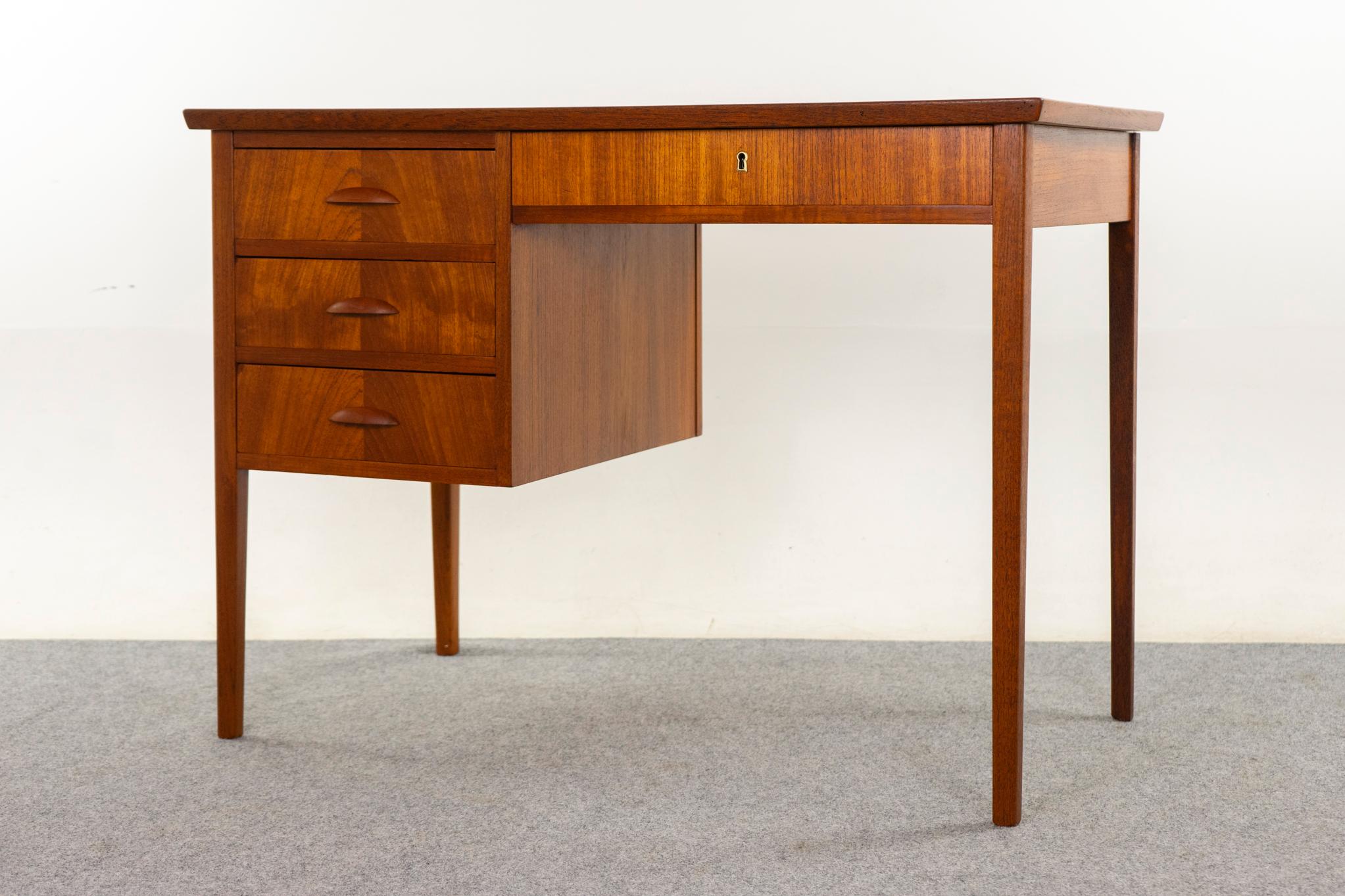 Milieu du XXe siècle Danish Mid-Century Teak Writing Desk en vente