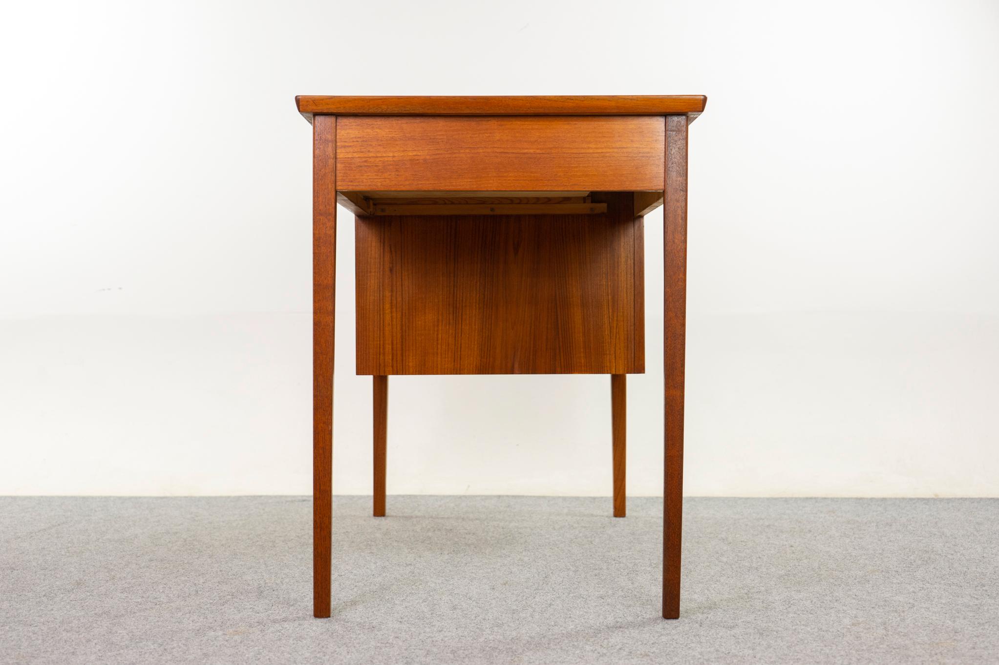 Teck Danish Mid-Century Teak Writing Desk en vente