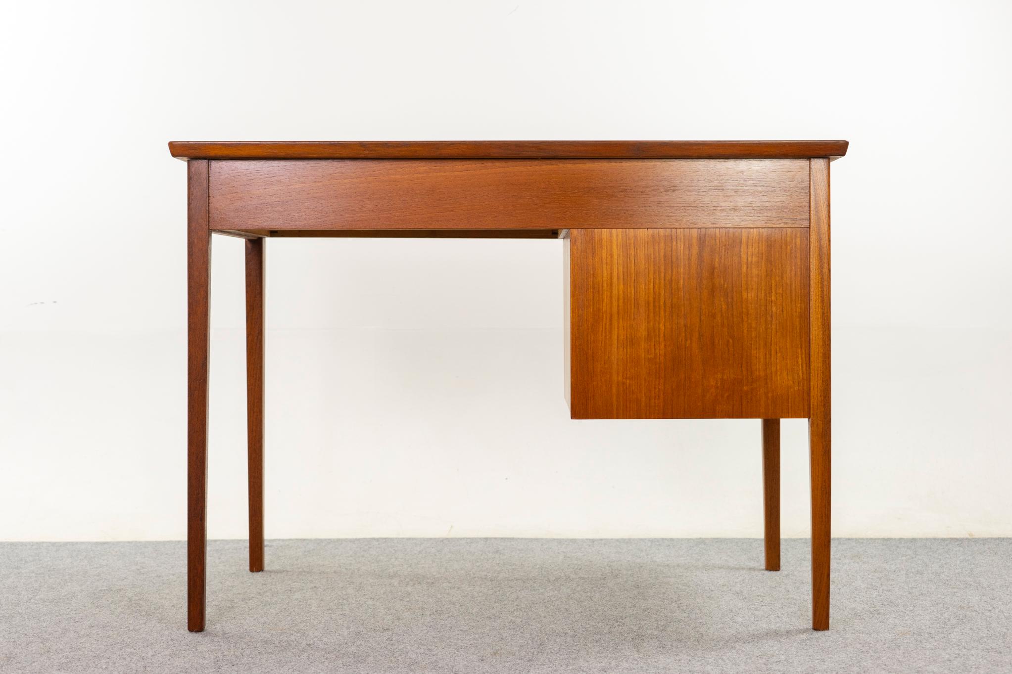 Danish Mid-Century Teak Writing Desk en vente 1
