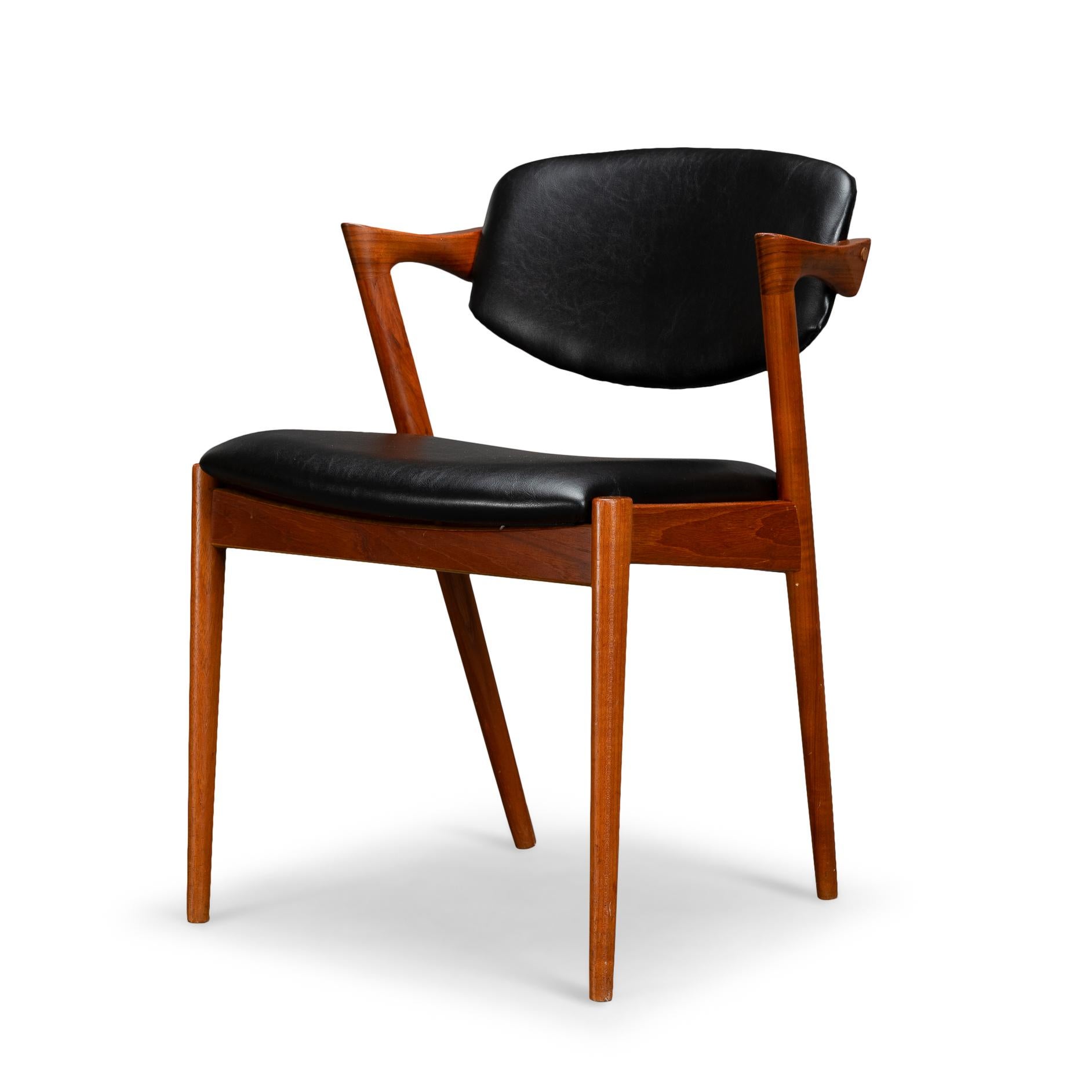 Kai Kristiansen : Modello 42
La sedia Z, chiamata anche sedia #42, è stata disegnata da Kai Kristiansen e prodotta da Slagelse Møbelvaerk. La forma a Z di questa sedia deriva dallo schienale sospeso. È un classico. Questa sedia da pranzo o da