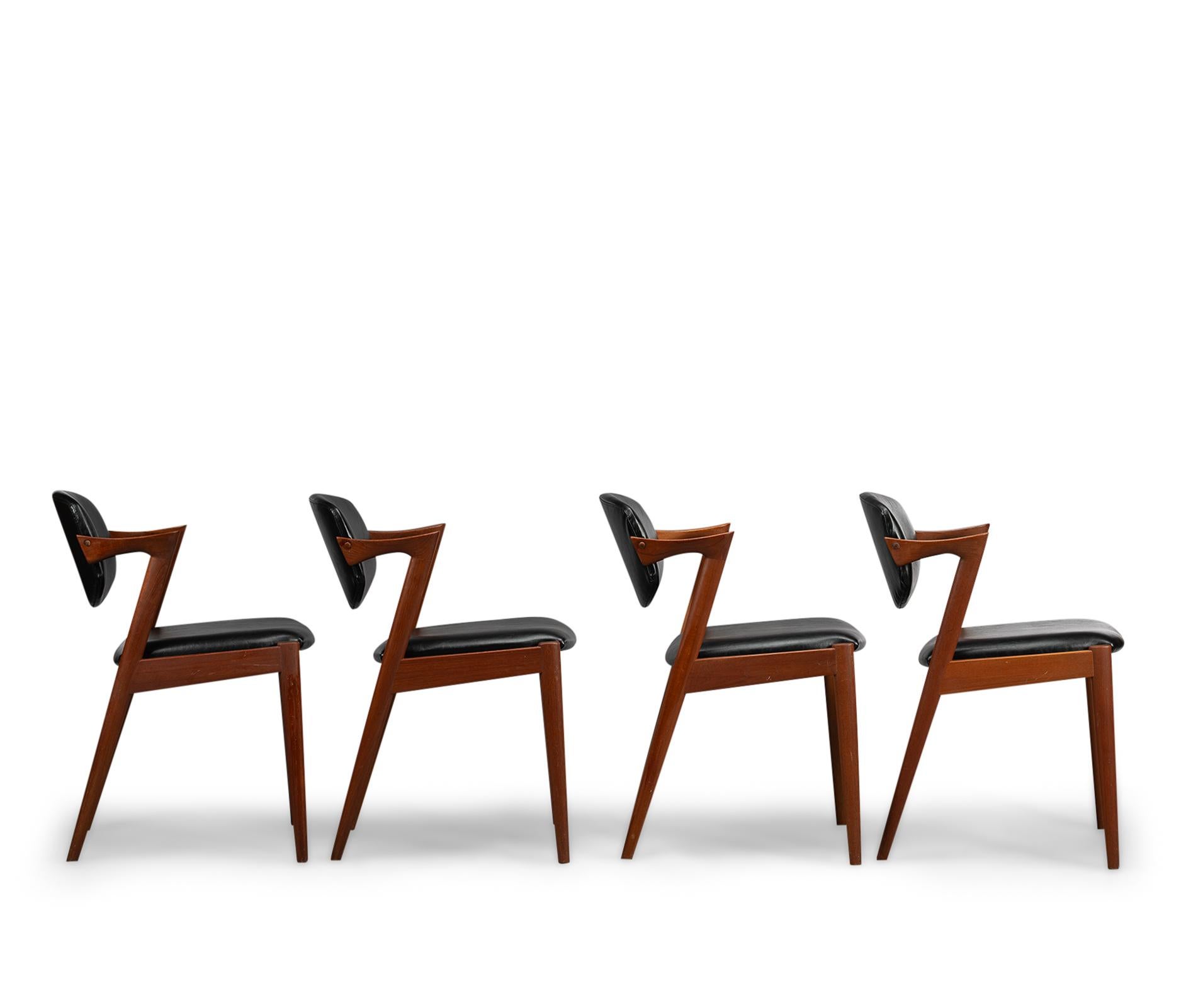 Kai Kristiansen : Modell 42
Der Z-Stuhl, der auch als Stuhl Nr. 42 bezeichnet wird,  nach einem Entwurf von Kai Kristiansen und produziert von Slagelse Møbelvaerk. Dieser Stuhl hat seine Z-Form durch die hängende Rückenlehne. Es ist ein