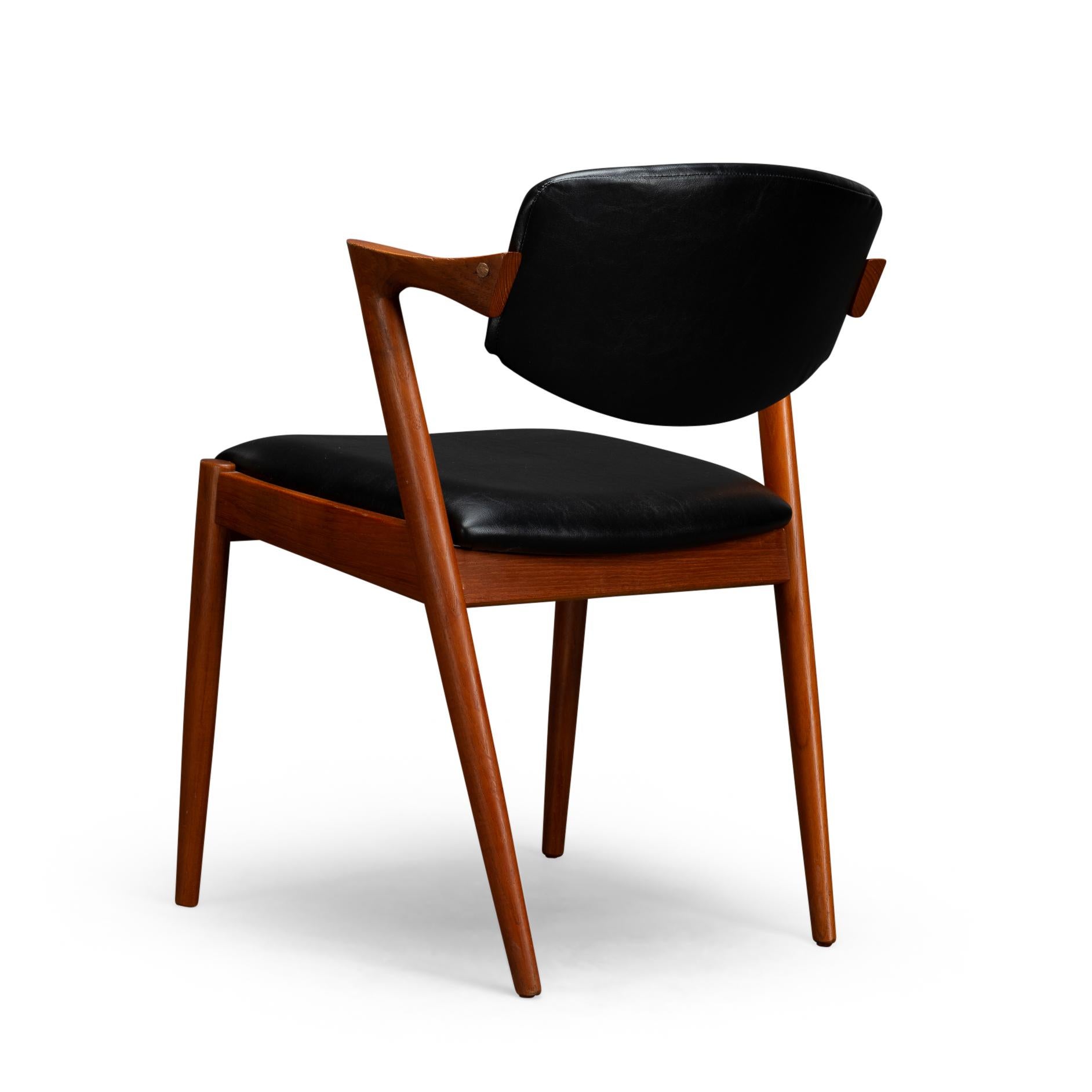 Naugahyde Sedia a Z danese di metà secolo in teak, modello 42, di Kai Kristiansen, 1960, set di 4 pezzi in vendita