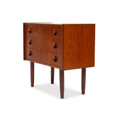 Dänische Kommode bzw. Nachttisch aus Teakholz mit drei Schubladen aus der Mitte des 20. Jahrhunderts / 1960er Jahre