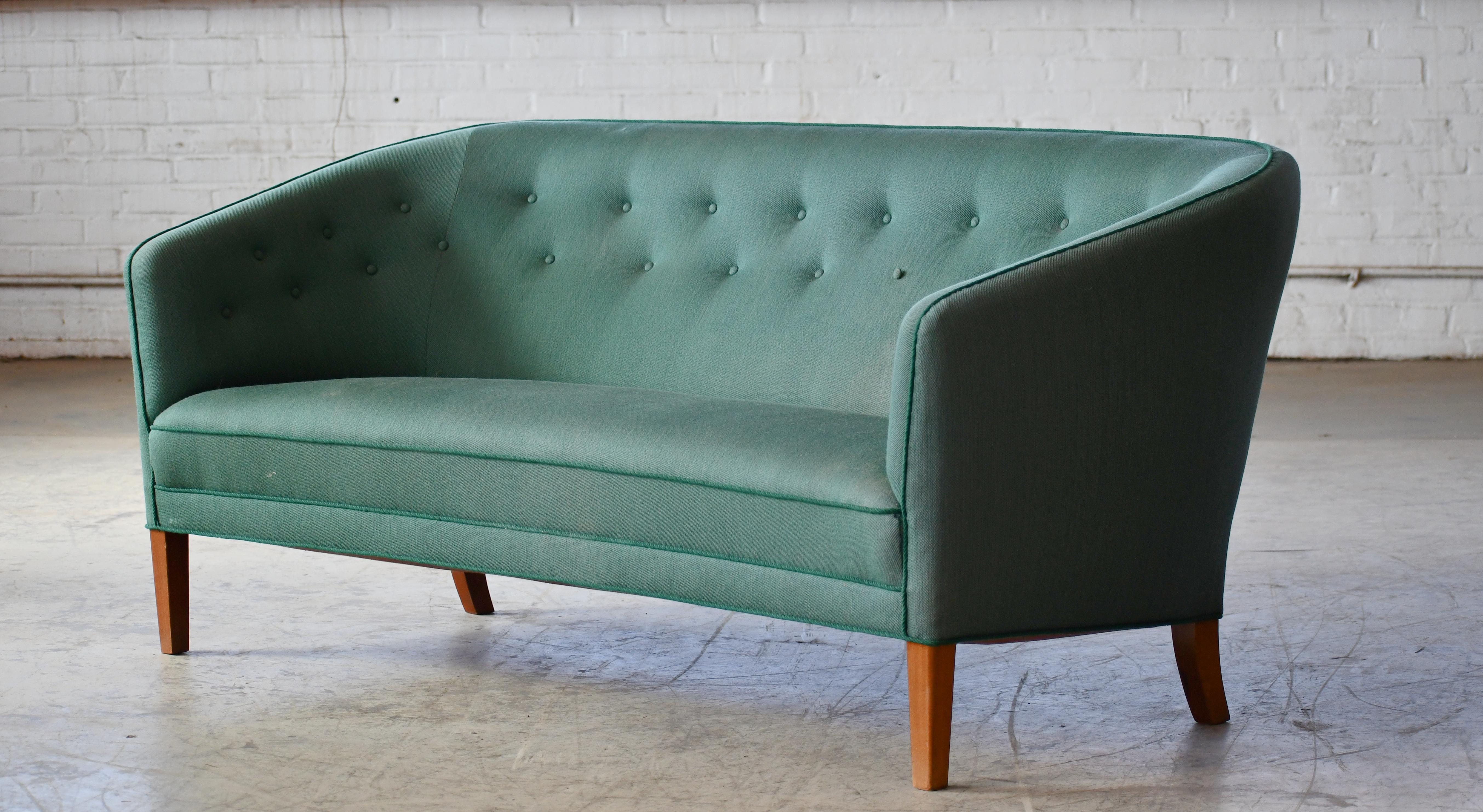 Magnifique canapé trois places de Ludvig Pontoppidan fabriqué au Danemark probablement entre la fin des années 1940 et 1950. Le Design Modern/One est un modèle classique de Pontoppidan avec des lignes fines et élégantes en forme d'écailles et un