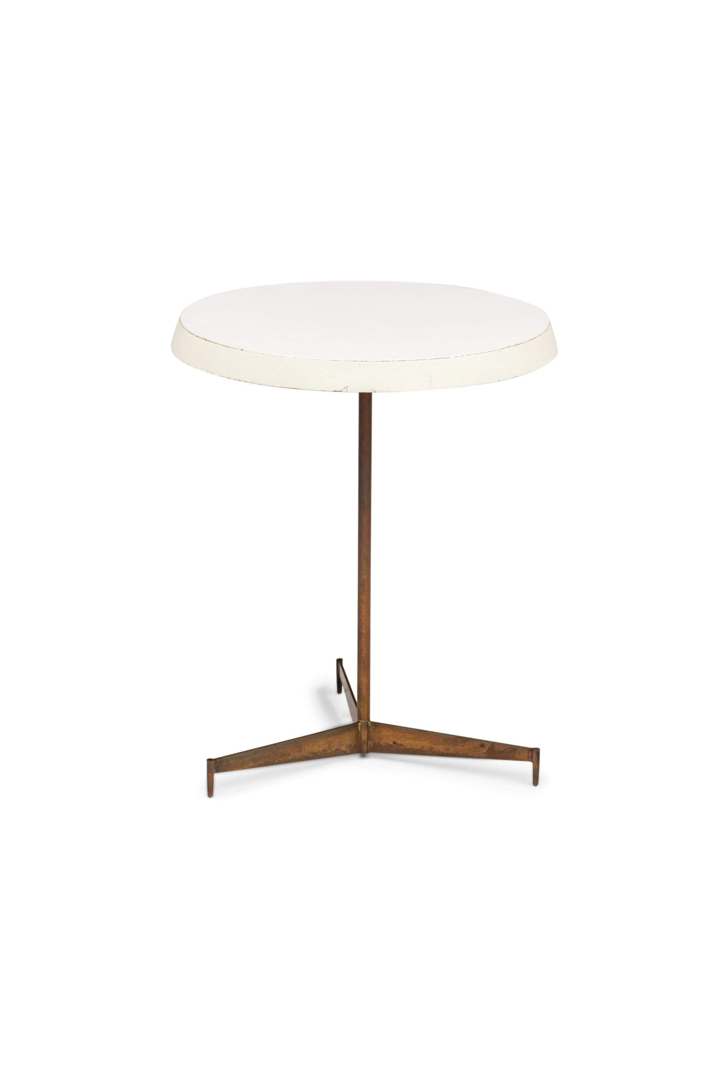 Table d'appoint/cigarette danoise du milieu du siècle dernier à piètement tripode en fer et plateau rond peint en blanc