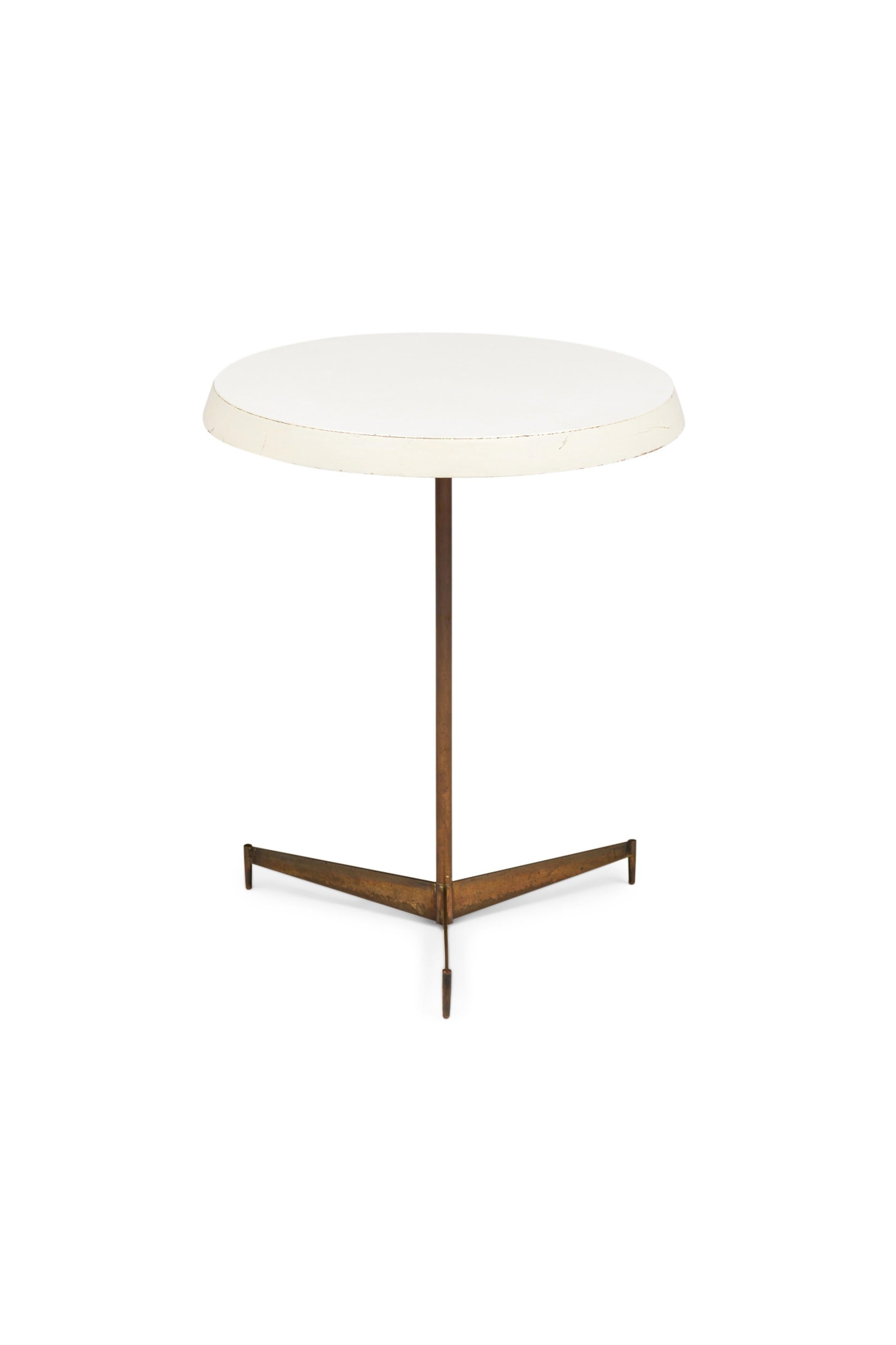 Scandinave moderne Table à cigarettes danoise du milieu du siècle dernier