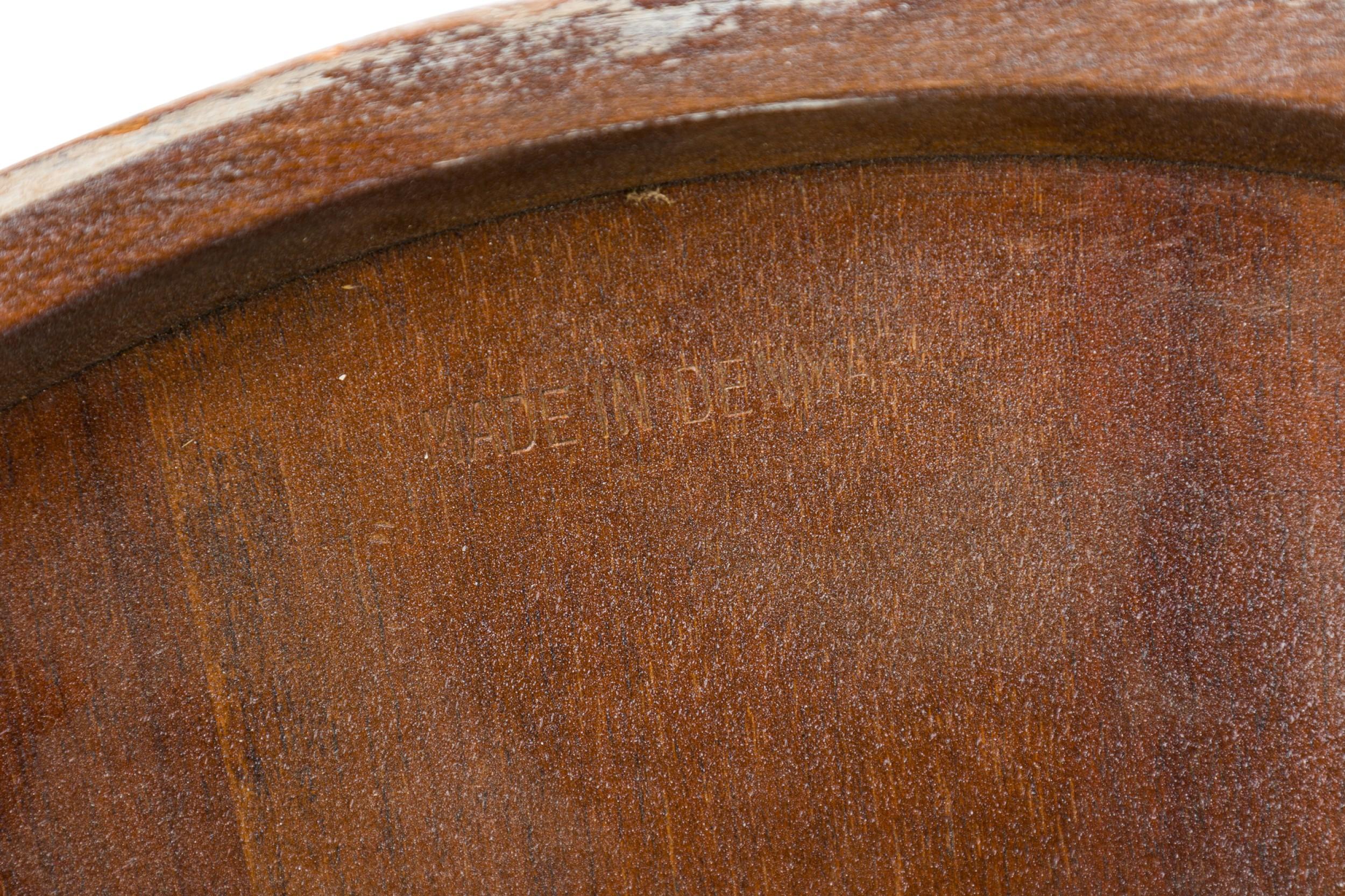 Table à cigarettes danoise du milieu du siècle dernier 1