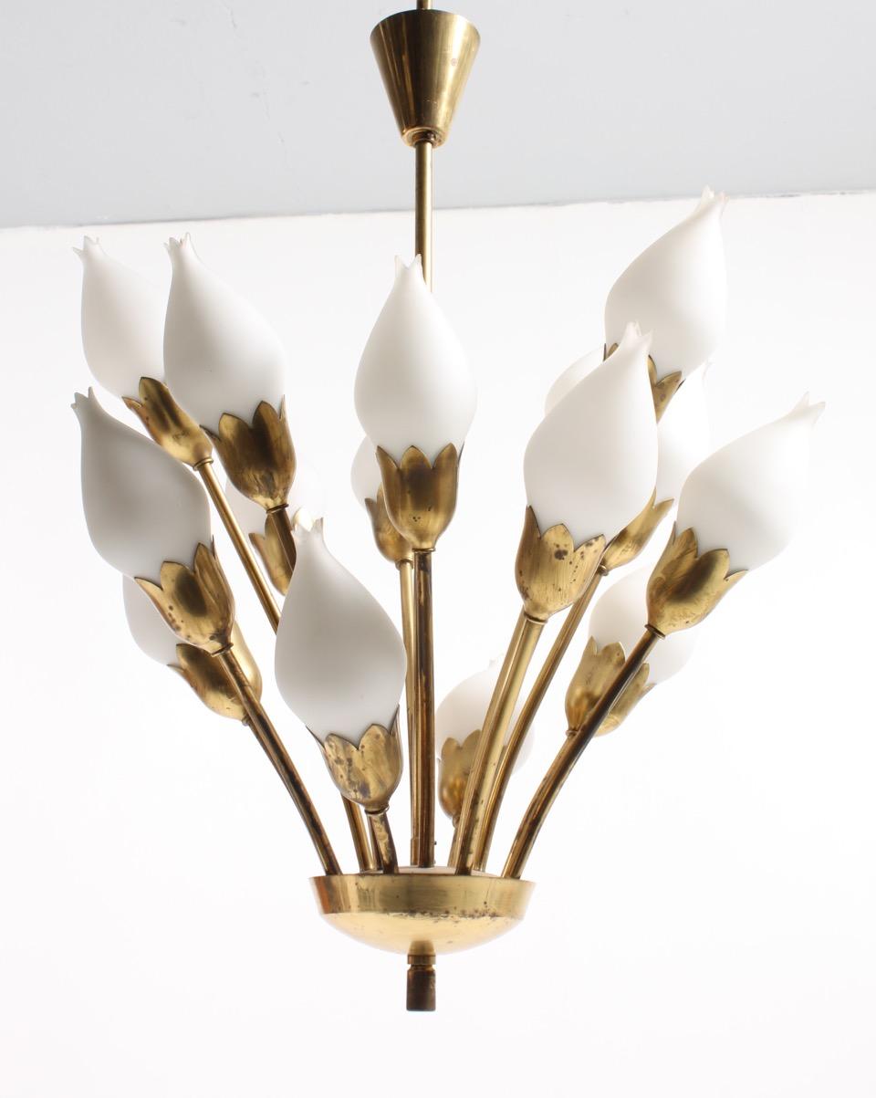 Danish Midcentury Tulip Chandelier in Brass and Glass by Fog & Mørup, 1950s In Excellent Condition For Sale In Lejre, DK