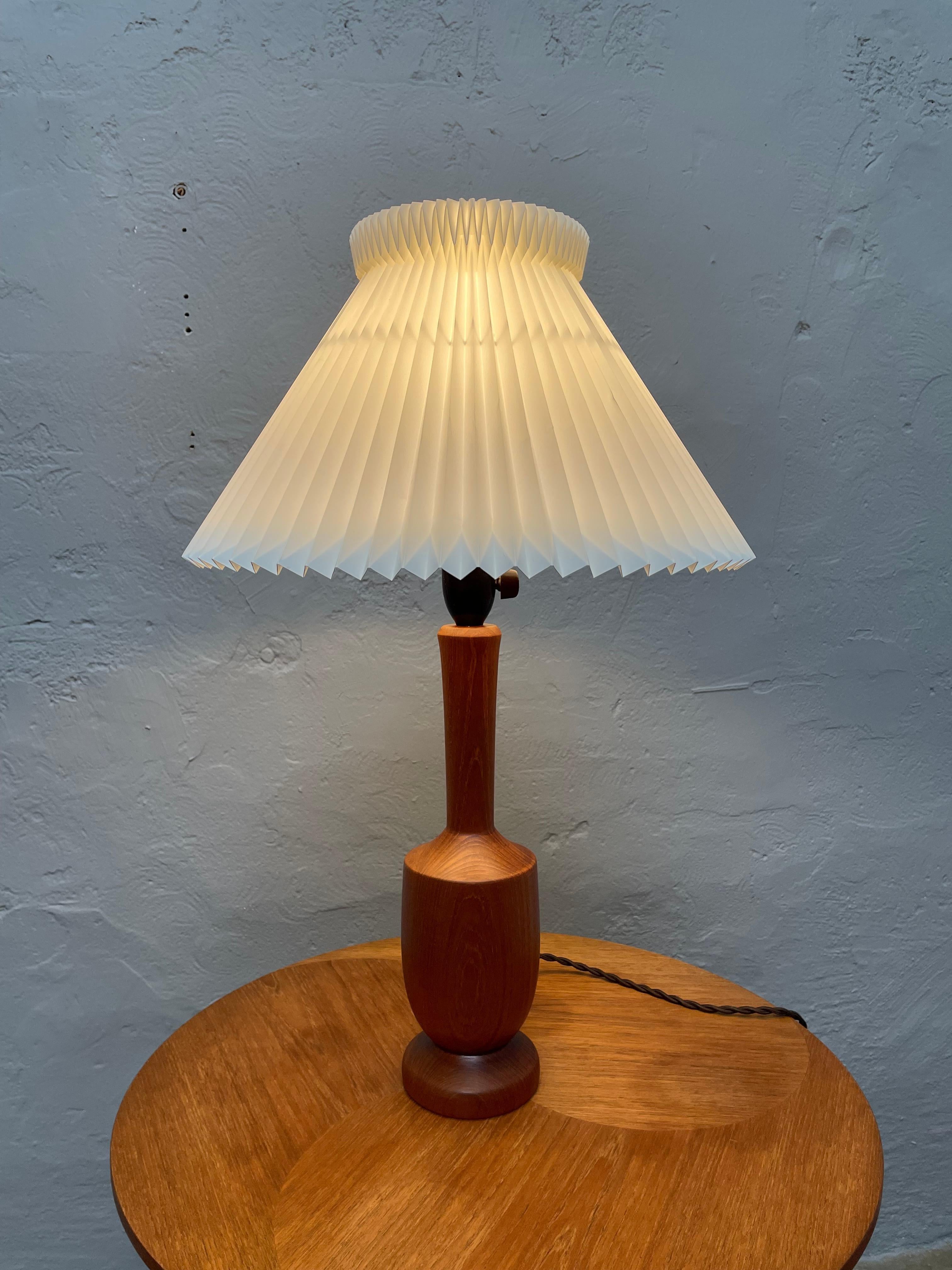 Danish Mid Century Turned Teak Table Lamp With Le Klint Shade For Sale 10