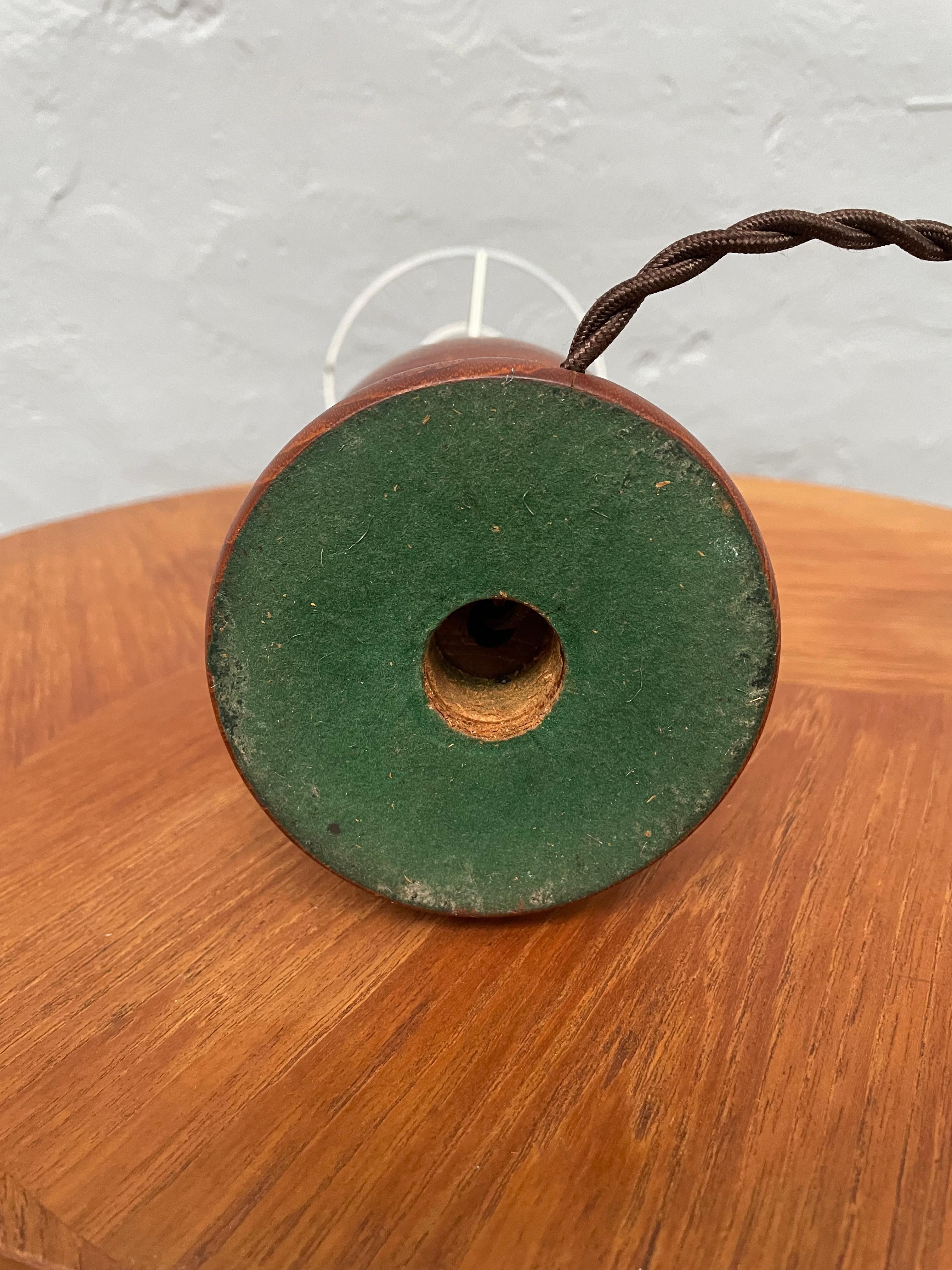 Danish Mid Century Turned Teak Table Lamp With Le Klint Shade In Good Condition For Sale In Søborg, DK