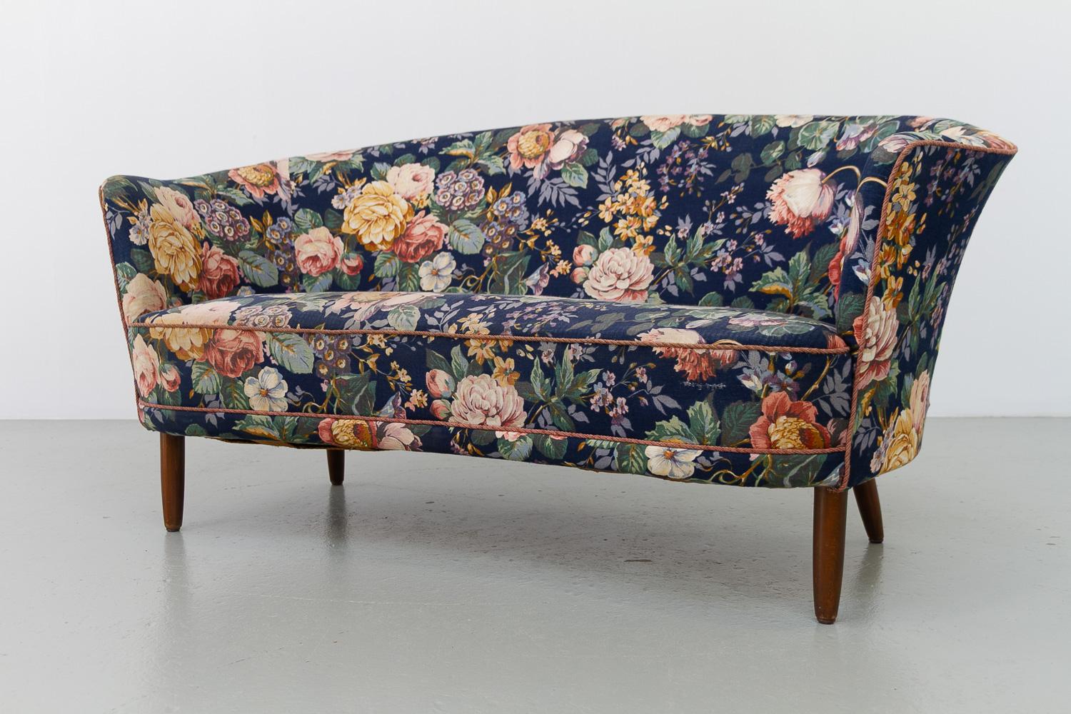 Danish Mid-Century Two Seater Banana Sofa with Floral Fabric, 1950s. For Sale 9