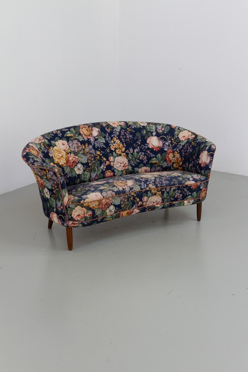 Danish Mid-Century Two Seater Banana Sofa with Floral Fabric, 1950s. For Sale 11