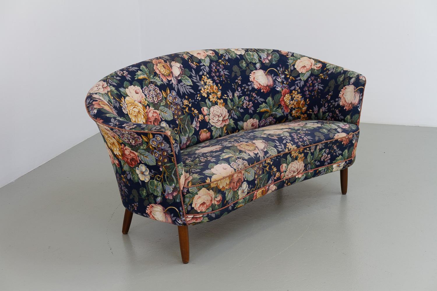 Danish Mid-Century Two Seater Banana Sofa with Floral Fabric, 1950s. For Sale 12