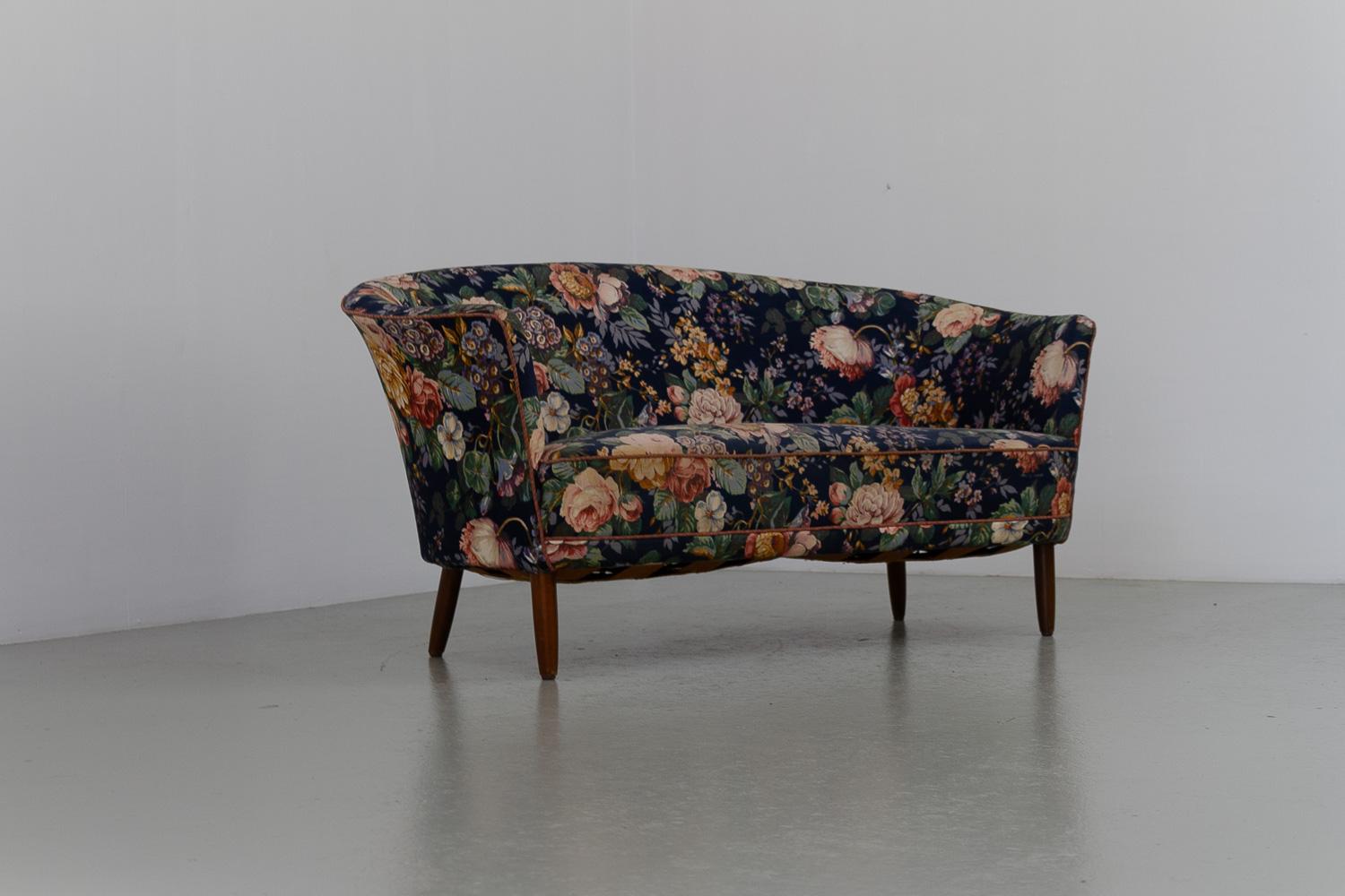 Danish Mid-Century Two Seater Banana Sofa with Floral Fabric, 1950s. For Sale 15