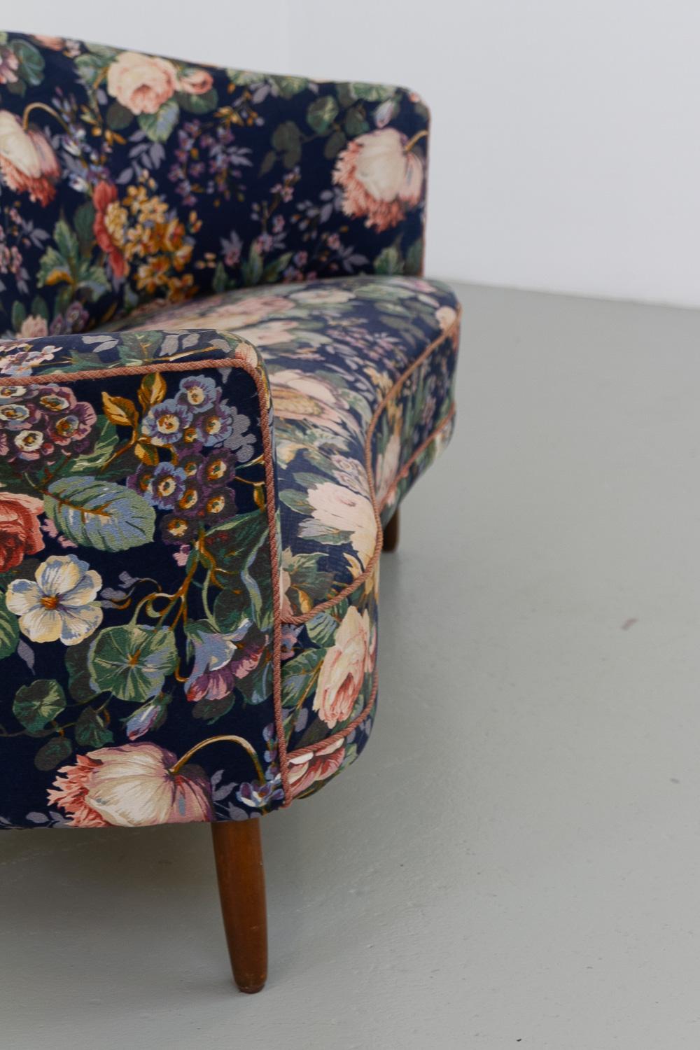 Danish Mid-Century Two Seater Banana Sofa with Floral Fabric, 1950s. In Good Condition For Sale In Asaa, DK