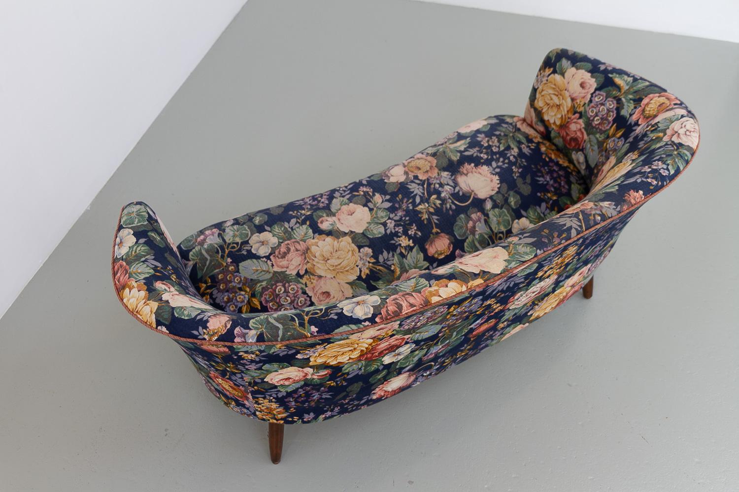 Danish Mid-Century Two Seater Banana Sofa with Floral Fabric, 1950s. For Sale 3