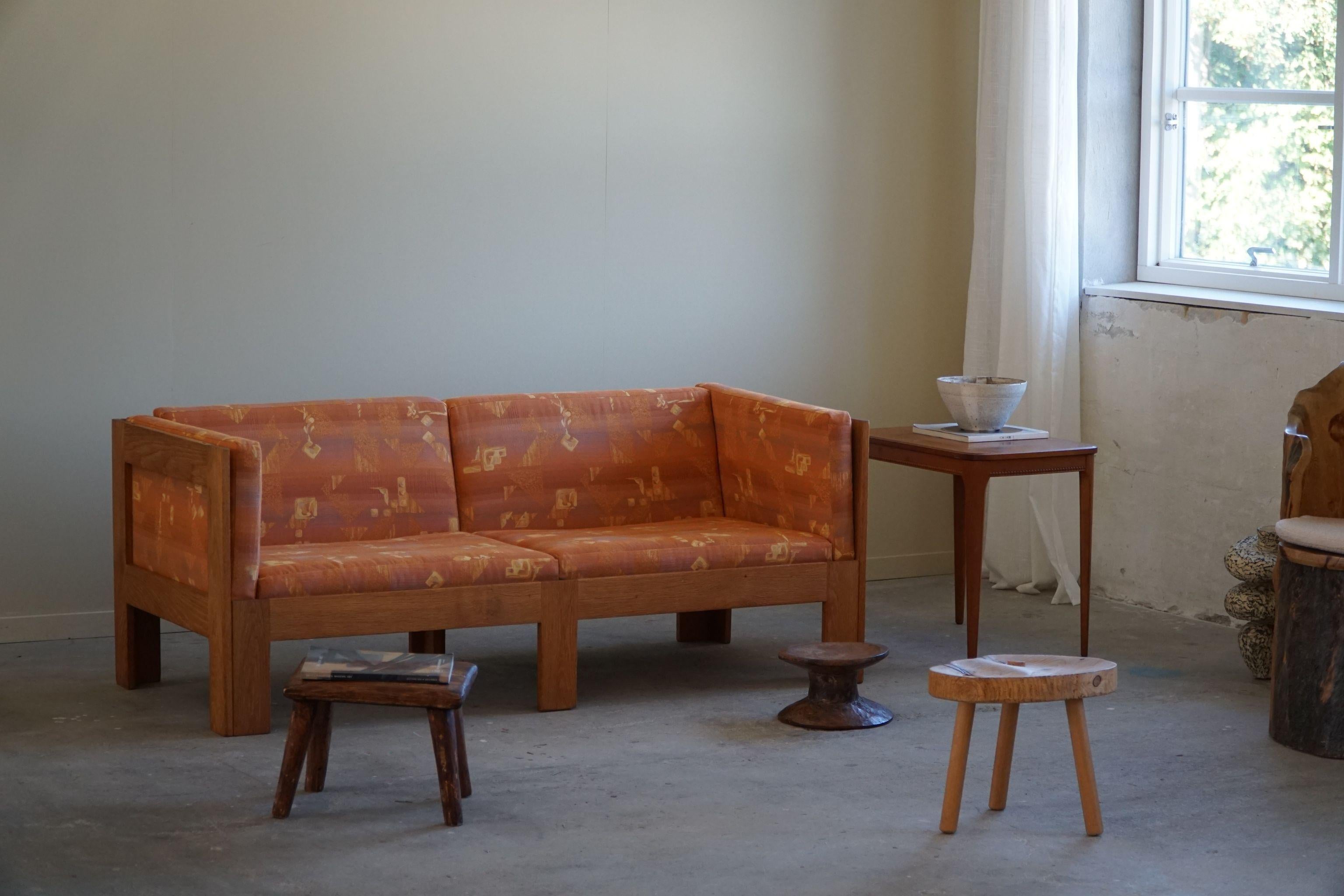 Charmant canapé 2 places en chêne, retapissé dans un tissu vintage stocké dans les années 1980. Conçu par l'architecte danois Tage Poulsen, modèle TP632. Conçue en 1962.

Ce canapé peut être autoportant et s'adapter à tout type de style d'intérieur.