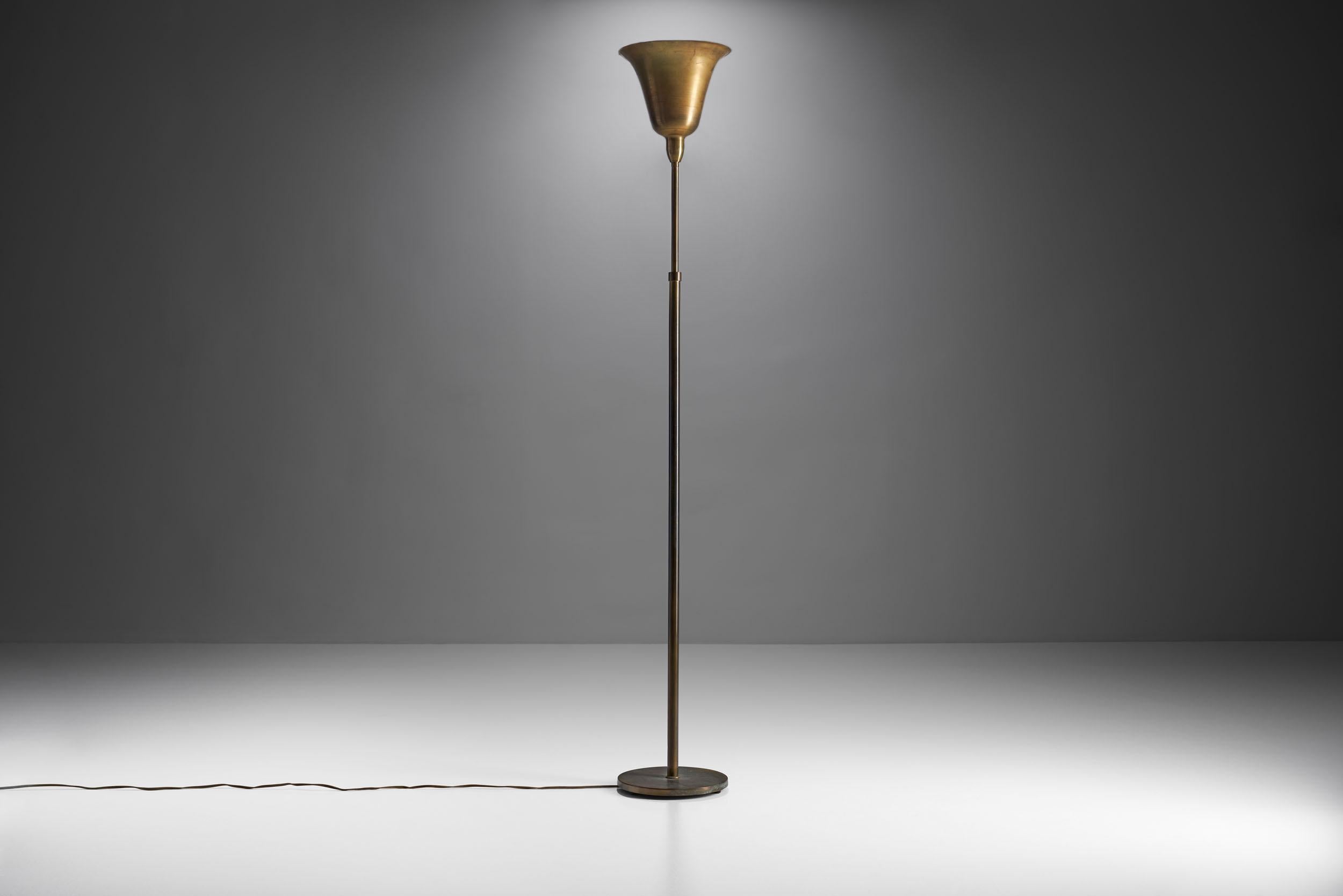 Danish Midcentury Uplight Floor Lamp in Brass, Denmark, 1940s In Good Condition In Utrecht, NL